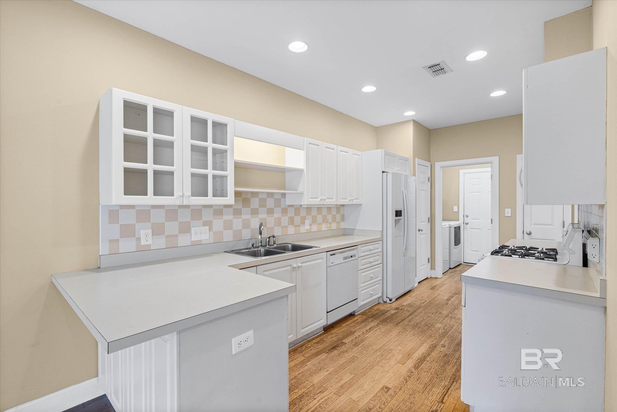 https://zimg.paragon.ice.com/ParagonImages/Property/PG/BCAR/397471/6/0/0/8e7d7894767857aca48559385df46fd5/7/3e260c3dc8bd22c2b7f9b7f67ae2a54e/397471-109bb8db-0922-49ef-b070-613d56f5fb9f.JPG