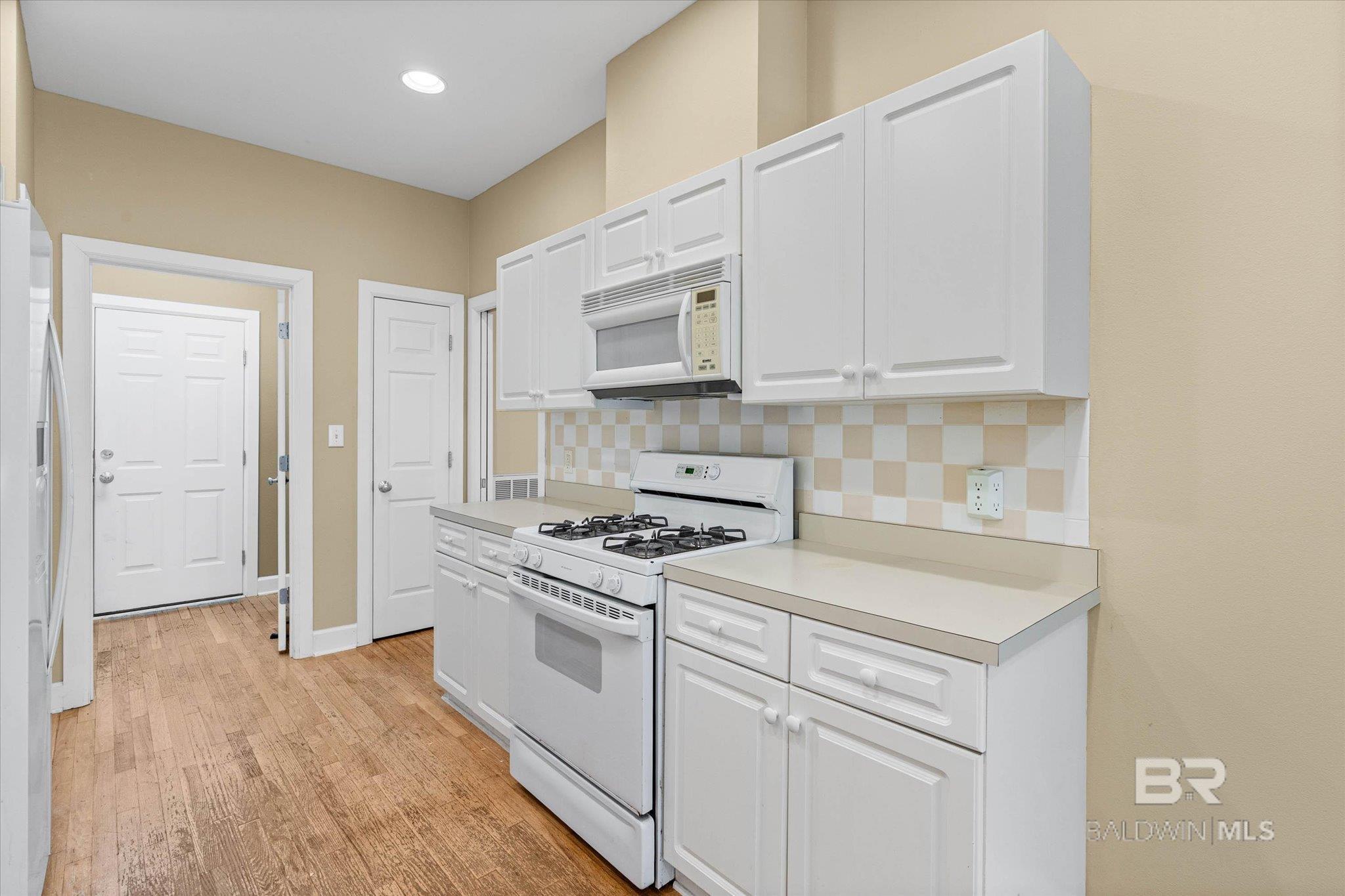 https://zimg.paragon.ice.com/ParagonImages/Property/PG/BCAR/397471/7/0/0/dea341a2fb2bd943bdaa566802e45068/7/3e260c3dc8bd22c2b7f9b7f67ae2a54e/397471-aa6cea4e-af04-42d7-949b-9817567f13f6.JPG