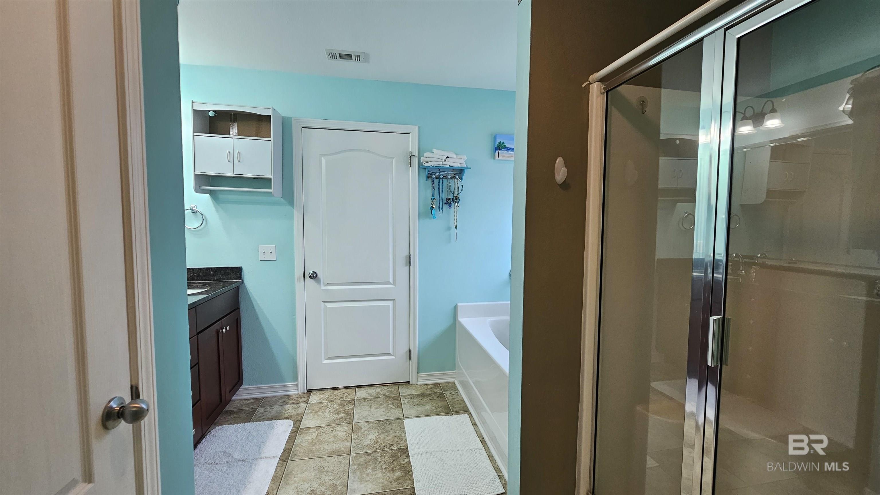 https://zimg.paragon.ice.com/ParagonImages/Property/PG/BCAR/397481/17/0/0/e990a23a8bf00a4c44bddf71fd04a574/7/72e19a31db36baa1e9dba0def3ac4bd1/397481-CE80E0C5-B148-4172-8245-10098649F8AC.JPG