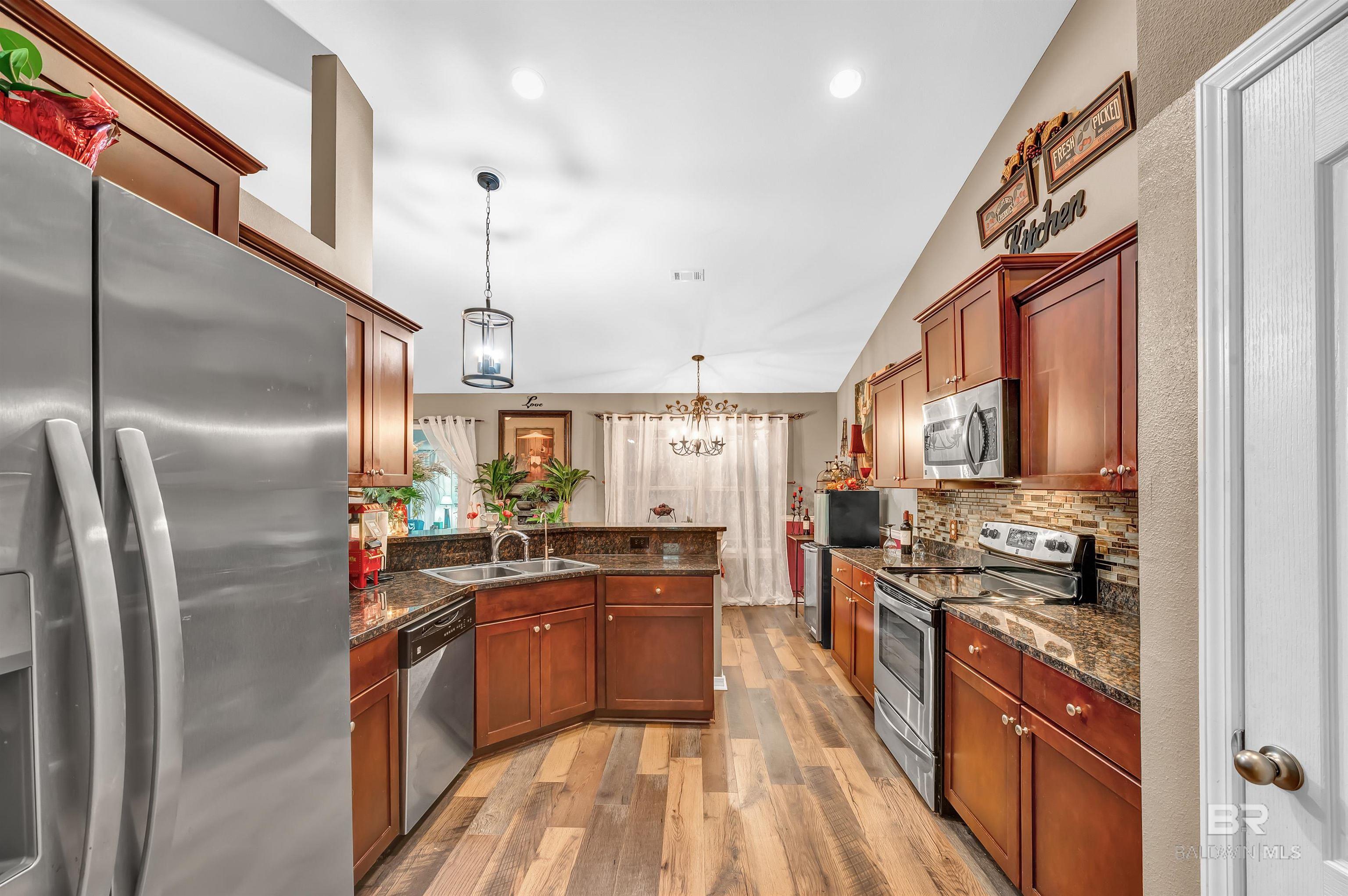 https://zimg.paragon.ice.com/ParagonImages/Property/PG/BCAR/397481/46/0/0/e689e27d4fc18c67fd1c557cd072a9e5/7/72e19a31db36baa1e9dba0def3ac4bd1/397481-763B3096-C600-4222-B109-6B5DB3D12EEE.JPG