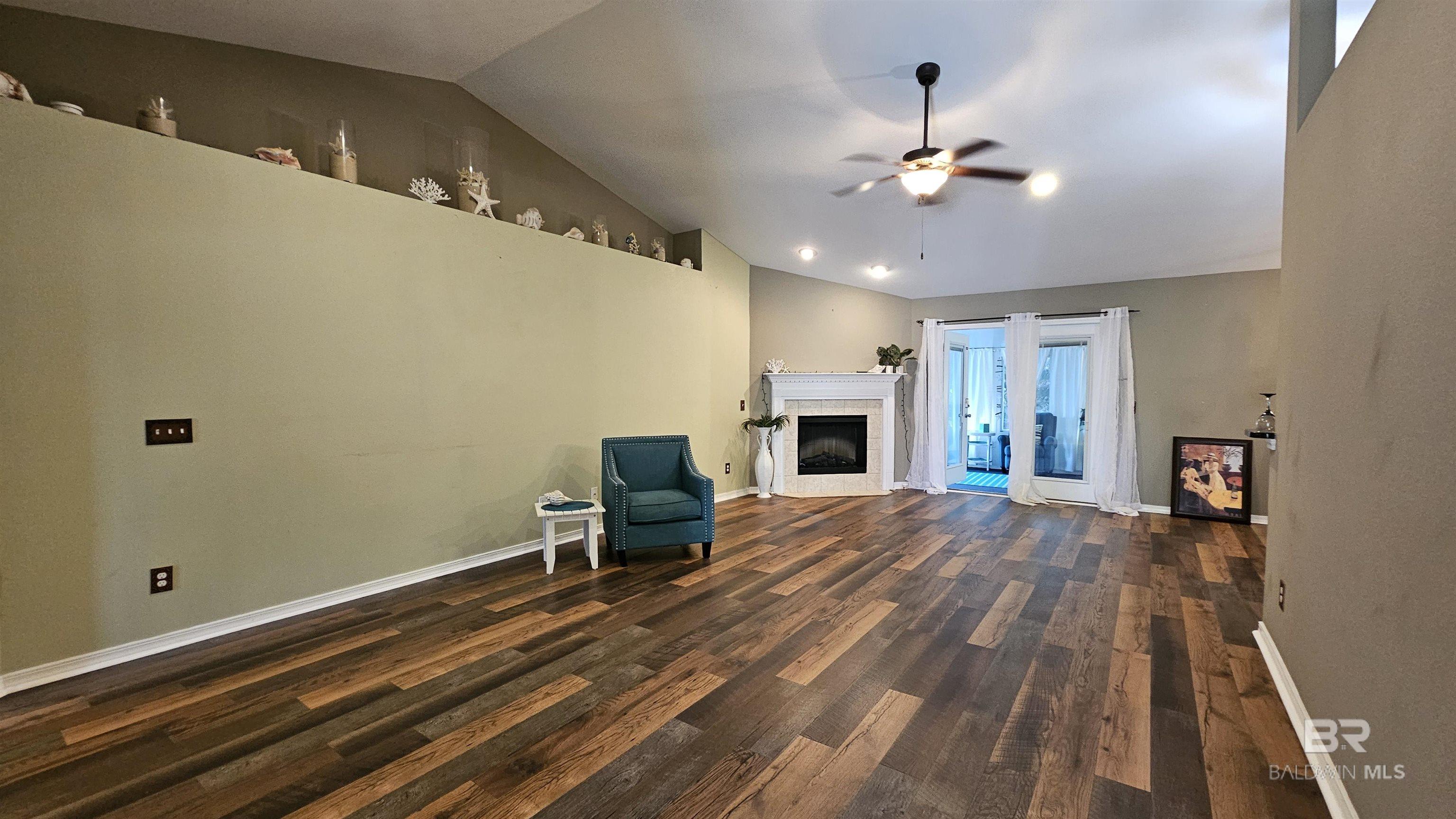 https://zimg.paragon.ice.com/ParagonImages/Property/PG/BCAR/397481/96/0/0/0f18f236ecfb12cedb405e238990a122/7/72e19a31db36baa1e9dba0def3ac4bd1/397481-500C9FC7-C70B-477D-86C3-67D605EA4FF7.JPG