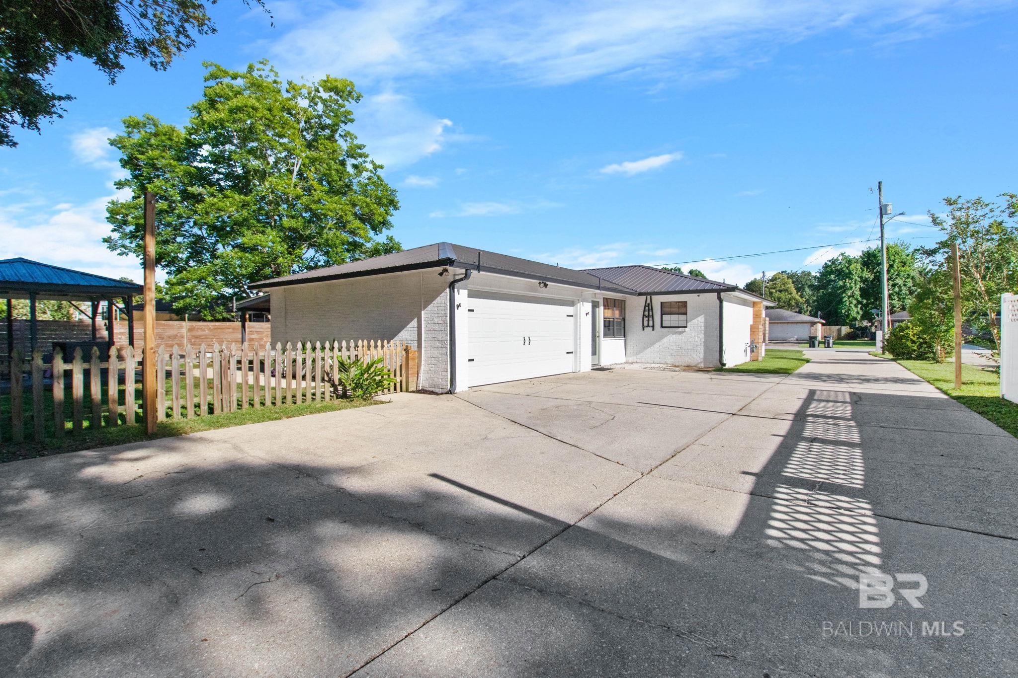 https://zimg.paragon.ice.com/ParagonImages/Property/PG/BCAR/397552/30/0/0/7184bd1ceffd314d7d6ab8520316800f/7/12023cc5ca67835faf5ef7963490b602/397552-cfb4b428-d0fc-491d-85f8-24ac4d1e357d.JPG