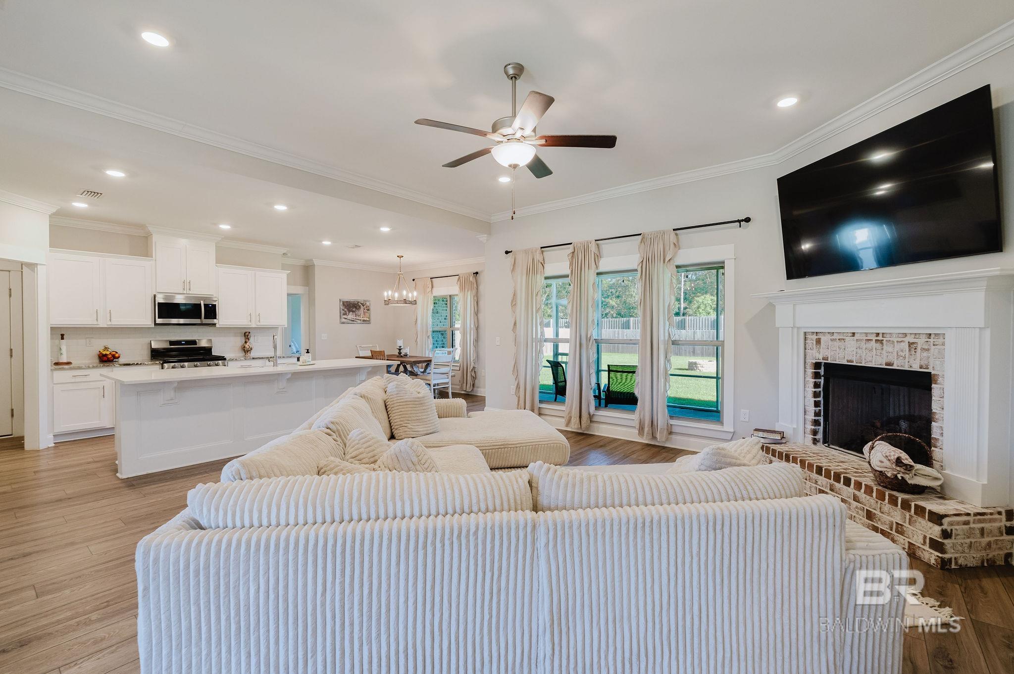 https://zimg.paragon.ice.com/ParagonImages/Property/PG/BCAR/397612/30/0/0/3c3de6ab77710240f9697296bfacdd47/7/28e9b77979ac23958671046d8d125e96/397612-8913cacf-8d7d-4423-ad99-750181cd82d6.JPG