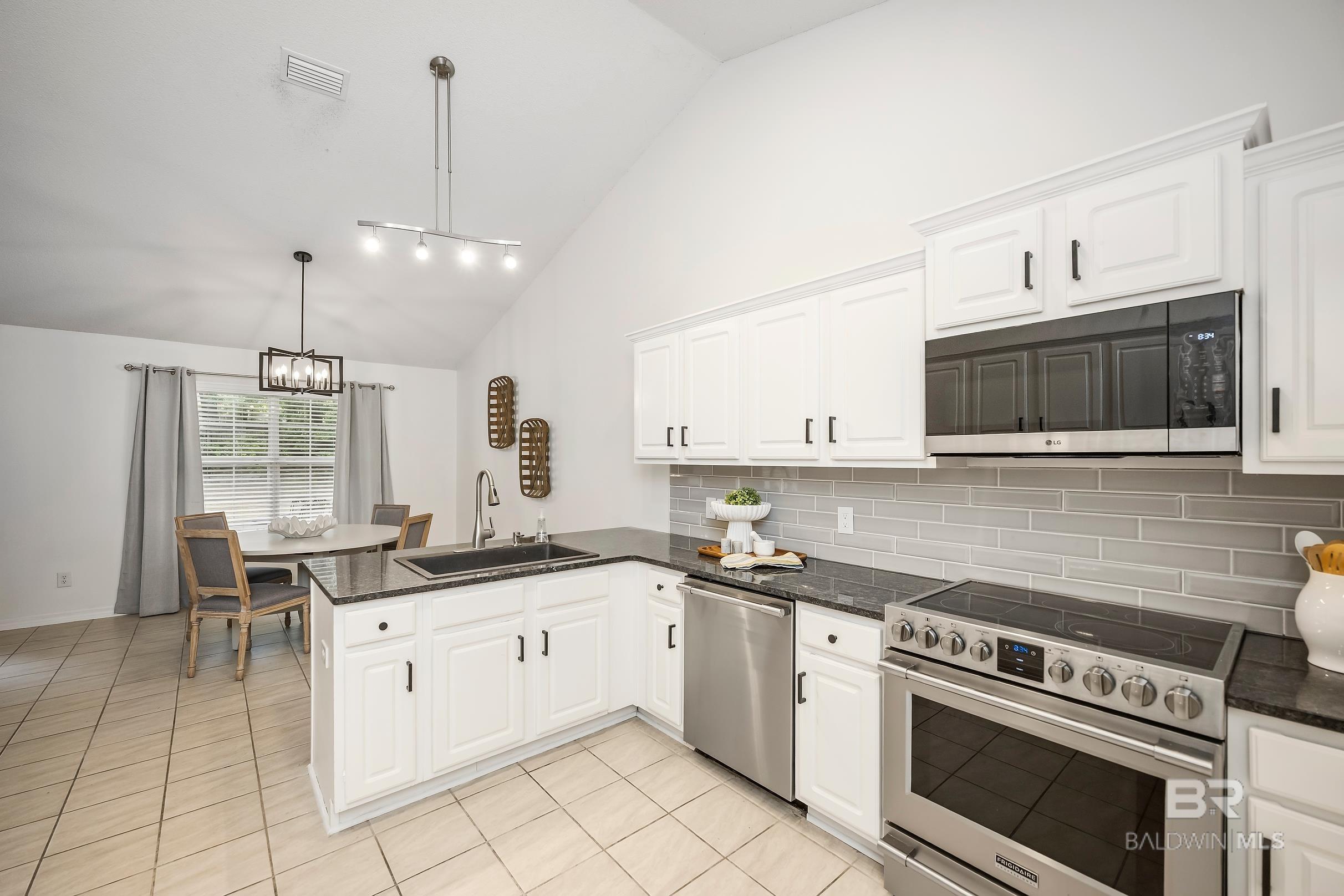https://zimg.paragon.ice.com/ParagonImages/Property/PG/BCAR/397616/11/0/0/ba9d214cf0466de129ed31e9215241a0/7/594c47f801f49cbcdb53e076c830c733/397616-d5544a29-dc10-4003-8ef9-2f41904ee8d8.JPG