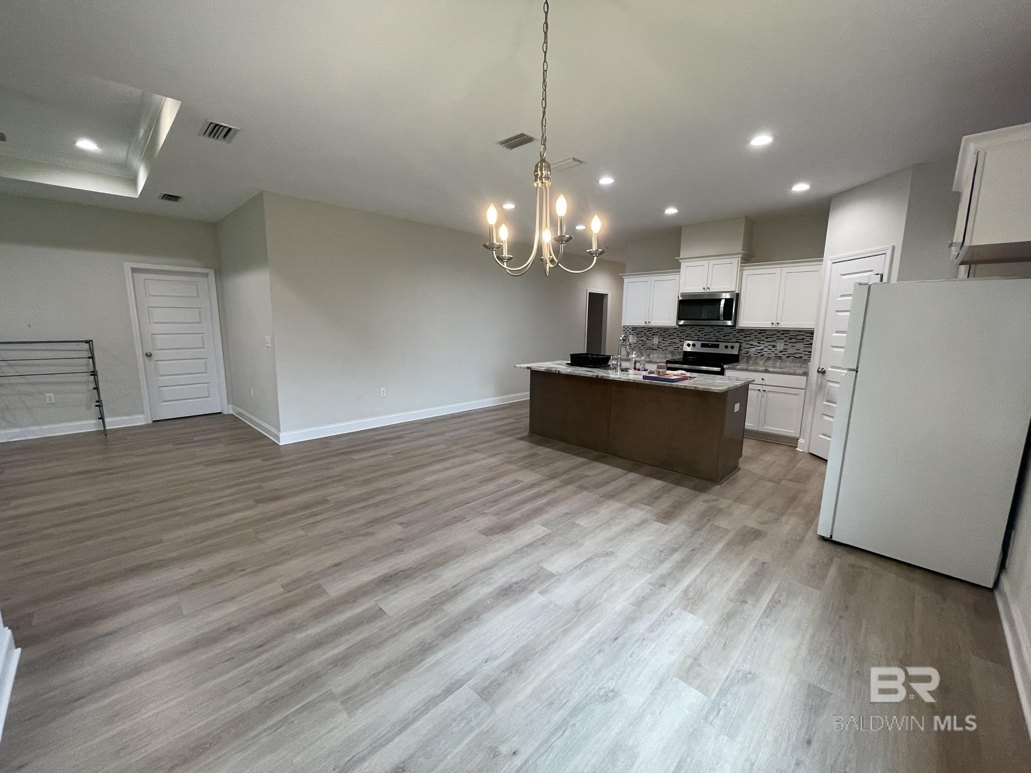 https://zimg.paragon.ice.com/ParagonImages/Property/PG/BCAR/397692/2/0/0/8d69a8d198d8faf897cbb0f3e51d7698/7/fa54cfc5ee52e1d1f84de7186cf1fe18/397692-63836f1e-8d93-4ef9-bd93-7530a9295687.JPG