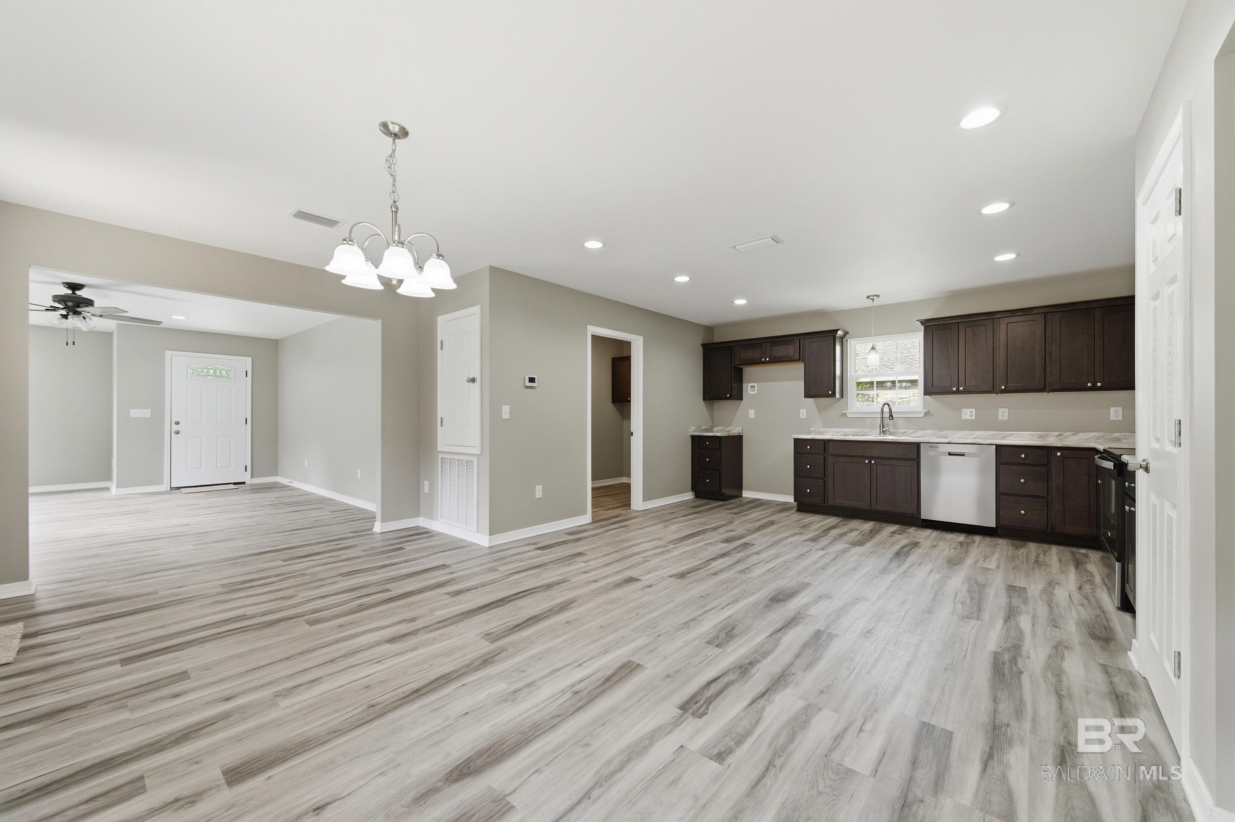 https://zimg.paragon.ice.com/ParagonImages/Property/PG/BCAR/397775/11/0/0/e7c2a82850f3eb164b1736b6bb4a9f77/7/7be30591f943df51d7da0621ac60b80e/397775-05c1e313-0e27-4da8-aeb2-f0329db3d0a2.JPG