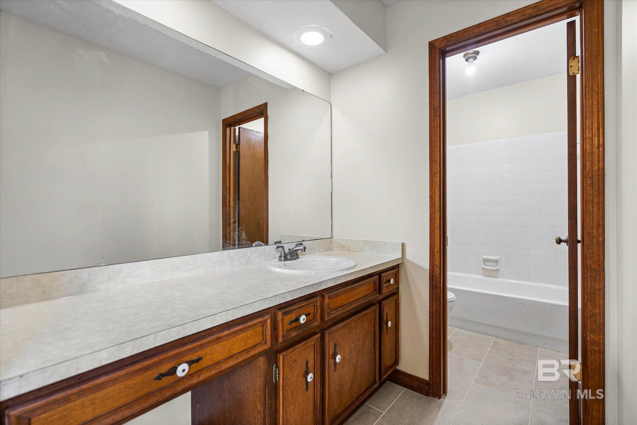 https://zimg.paragon.ice.com/ParagonImages/Property/PG/BCAR/397776/11/0/0/3f365bb2ca5bd0700946ed6d01c32201/7/b2a0eadb25c62014701097110fb823e1/397776-cd618542-f66c-4c6f-acad-bf271a669b45.JPG