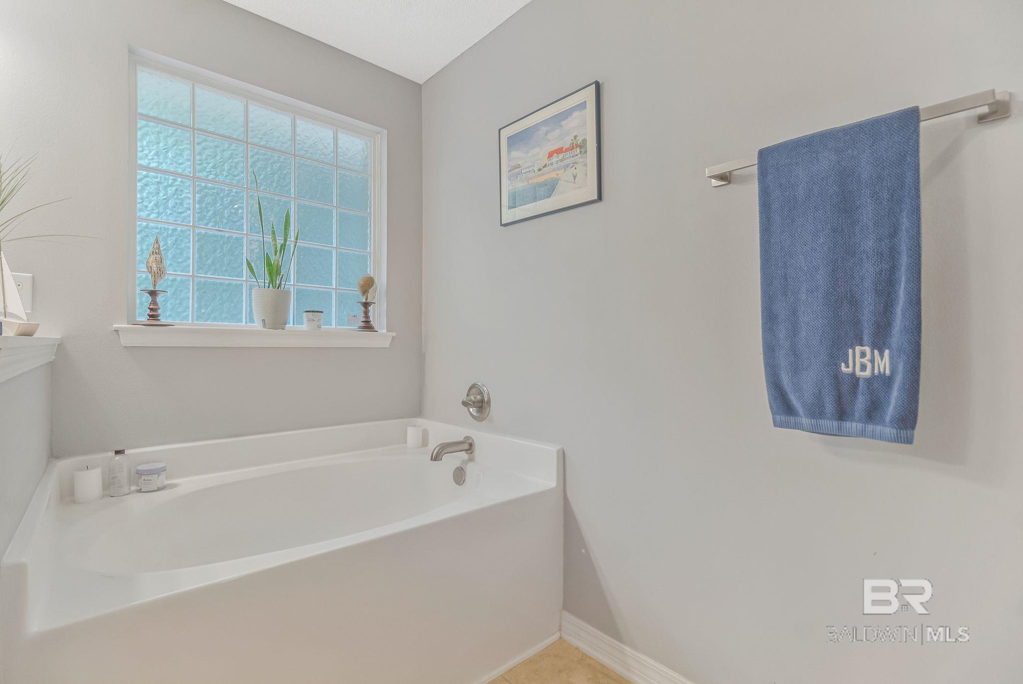https://zimg.paragon.ice.com/ParagonImages/Property/PG/BCAR/397809/18/0/0/660c2ae21e17a1b4e396f56946dd7482/7/e617cac0b95ad1b07ac4bdded5efdaa2/397809-76bf8d0c-acc1-4736-b10c-50d616f62a6a.JPG
