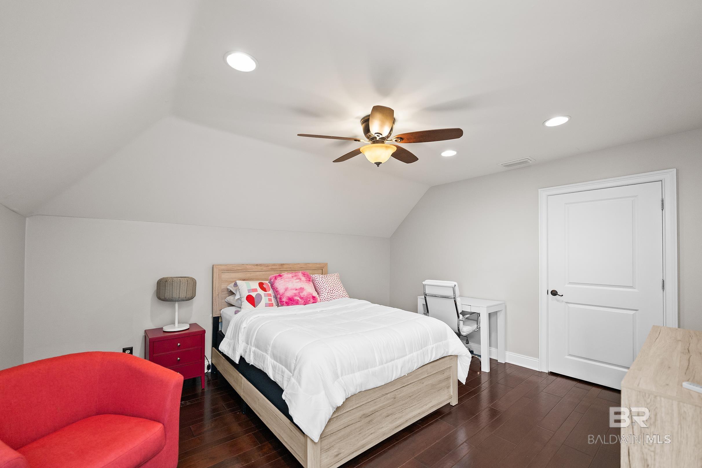 https://zimg.paragon.ice.com/ParagonImages/Property/PG/BCAR/397812/41/0/0/070dda9317fb24e8c0bb4ead66c7cc02/7/d6730f81815dad6e987beb9229178284/397812-fcfa2703-a275-4955-a3ed-4beacea59a4b.JPG