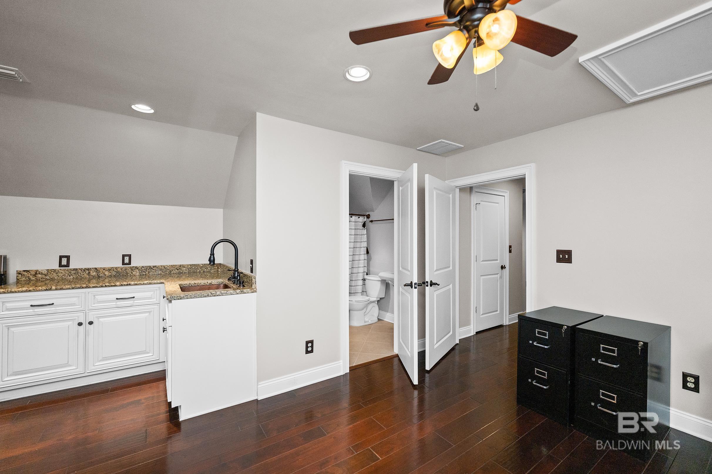 https://zimg.paragon.ice.com/ParagonImages/Property/PG/BCAR/397812/45/0/0/2eeccdc0776c85c5e8e8956ebdd6e3a5/7/d6730f81815dad6e987beb9229178284/397812-ec090704-eaea-40c0-9391-263f80844bfe.JPG