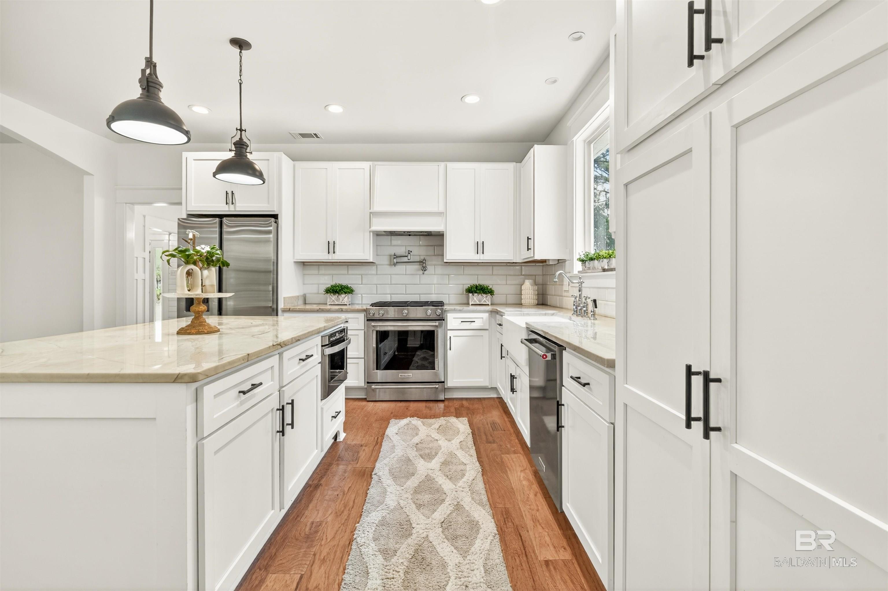 https://zimg.paragon.ice.com/ParagonImages/Property/PG/BCAR/398016/21/0/0/c8a9d4dba87a4e51f86ab682b544511a/7/8df4339792b544a3081529926ba6feee/398016-9c7d7490-28bc-490c-a4b9-39d366a56947.JPG