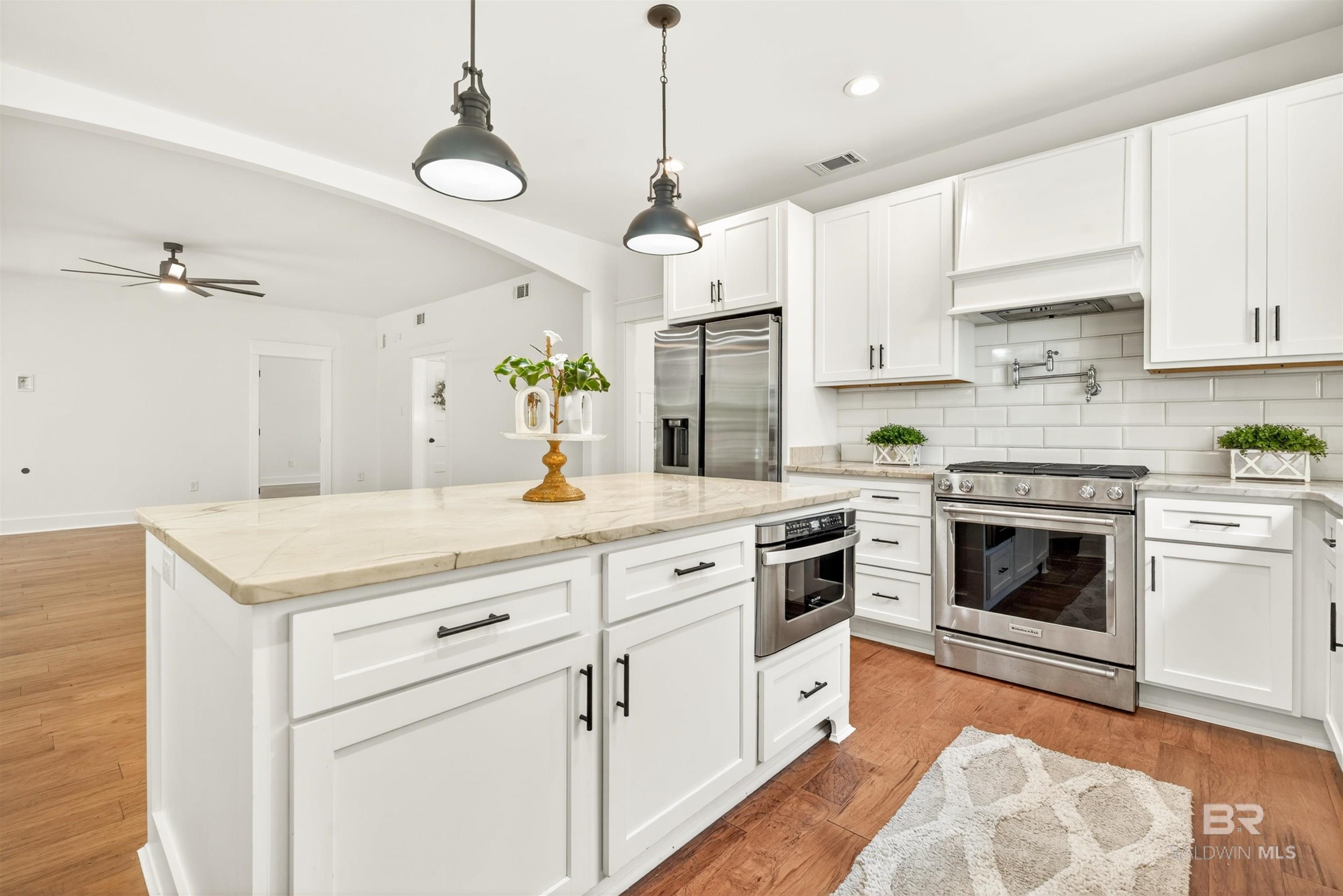 https://zimg.paragon.ice.com/ParagonImages/Property/PG/BCAR/398016/24/0/0/629f82335f9672cf83f0a579f9f5e9d7/7/8df4339792b544a3081529926ba6feee/398016-91a10662-1d59-4a72-9c0d-bfba8edf5faf.JPG