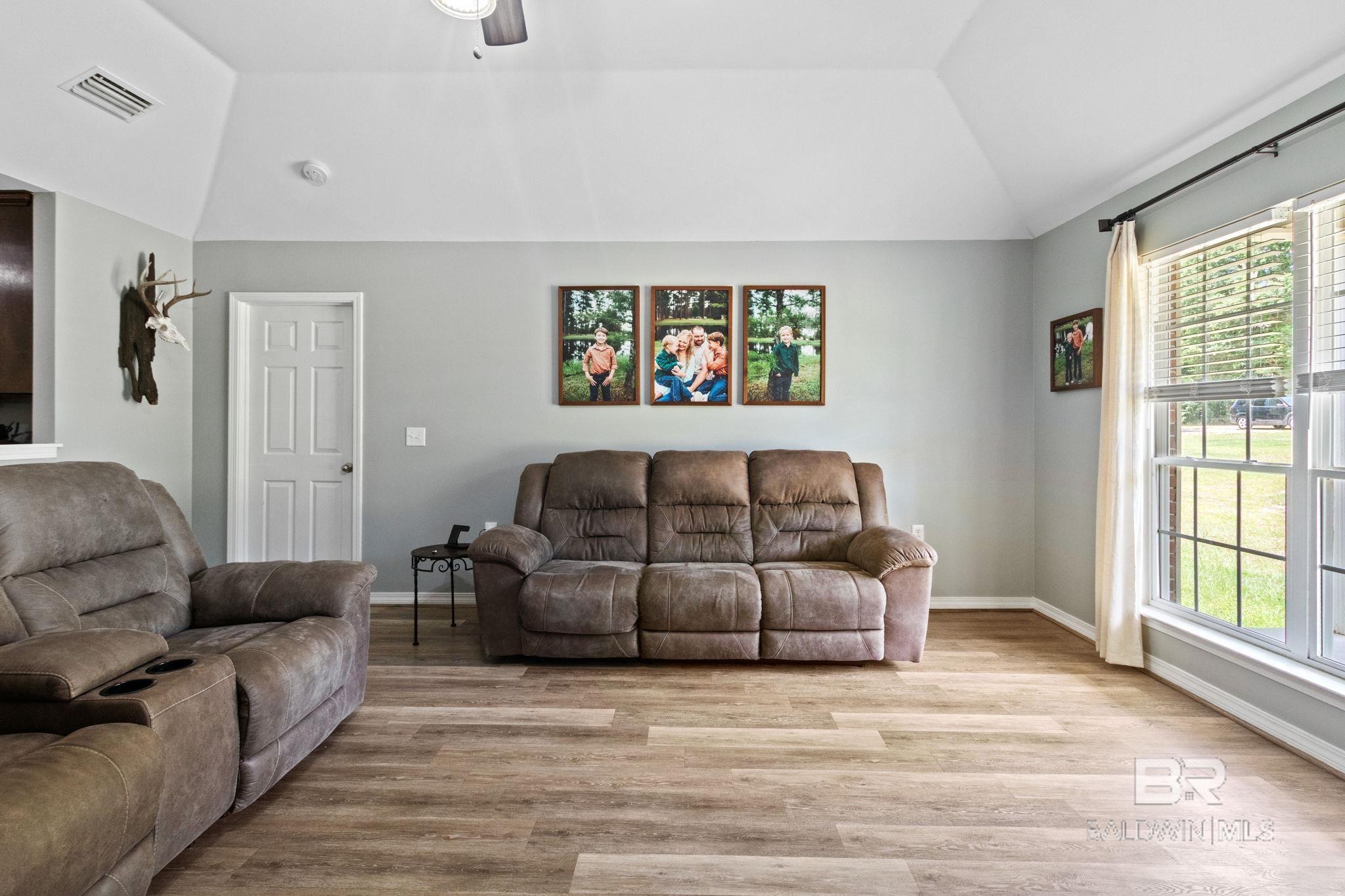https://zimg.paragon.ice.com/ParagonImages/Property/PG/BCAR/398017/11/0/0/2f20c0a1711b090a1b7d2e5ce92a7079/7/39a6214cb0b430e5fedb5d91f9caa7ca/398017-14186c16-6726-48d5-86ac-6af4d2cfa194.JPG