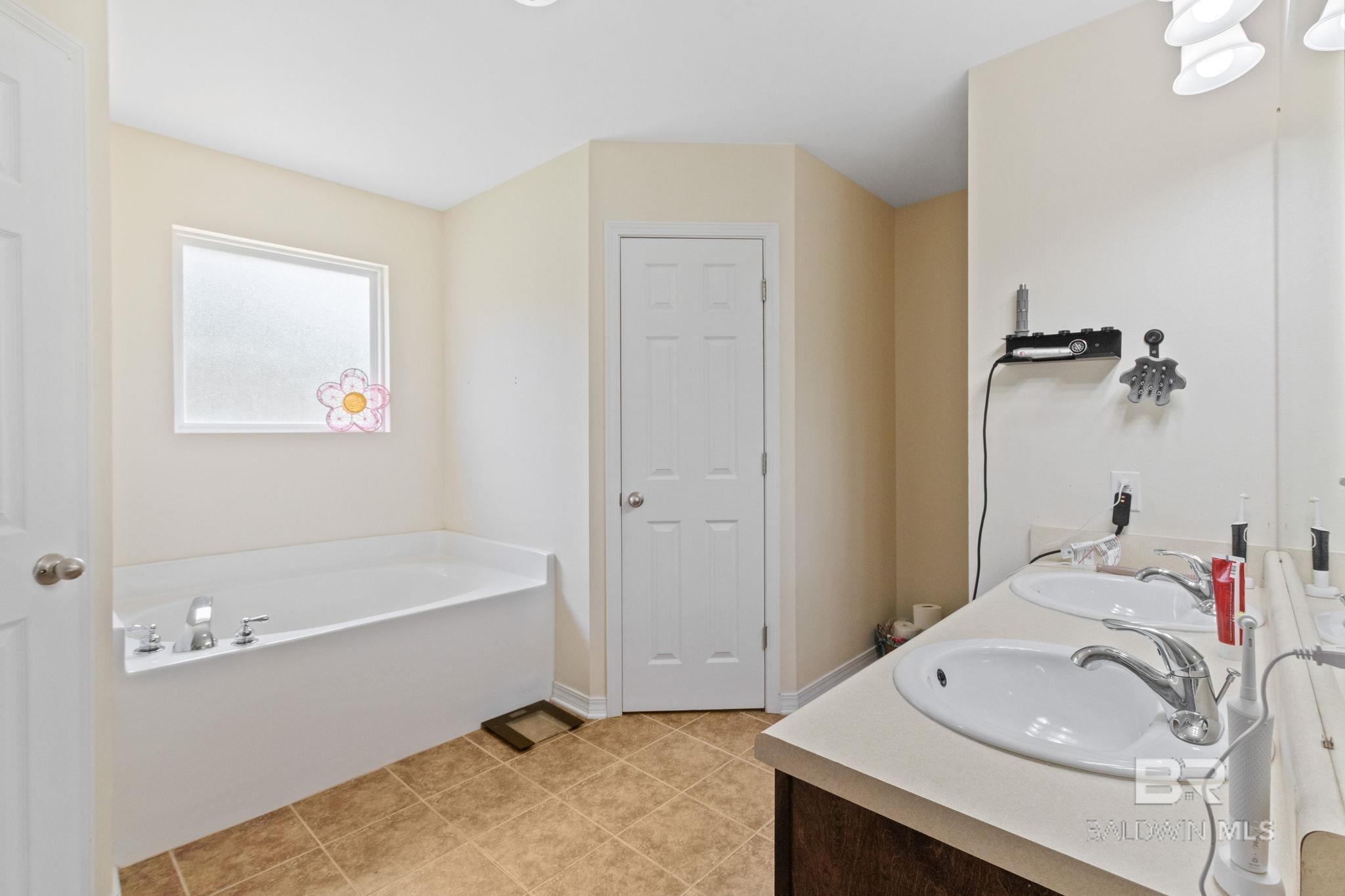 https://zimg.paragon.ice.com/ParagonImages/Property/PG/BCAR/398017/28/0/0/bf23eeaa28a86ca2e56a5cc9ed2a56e9/7/39a6214cb0b430e5fedb5d91f9caa7ca/398017-10e390a4-0aac-4ef9-90cc-e6c13919419f.JPG
