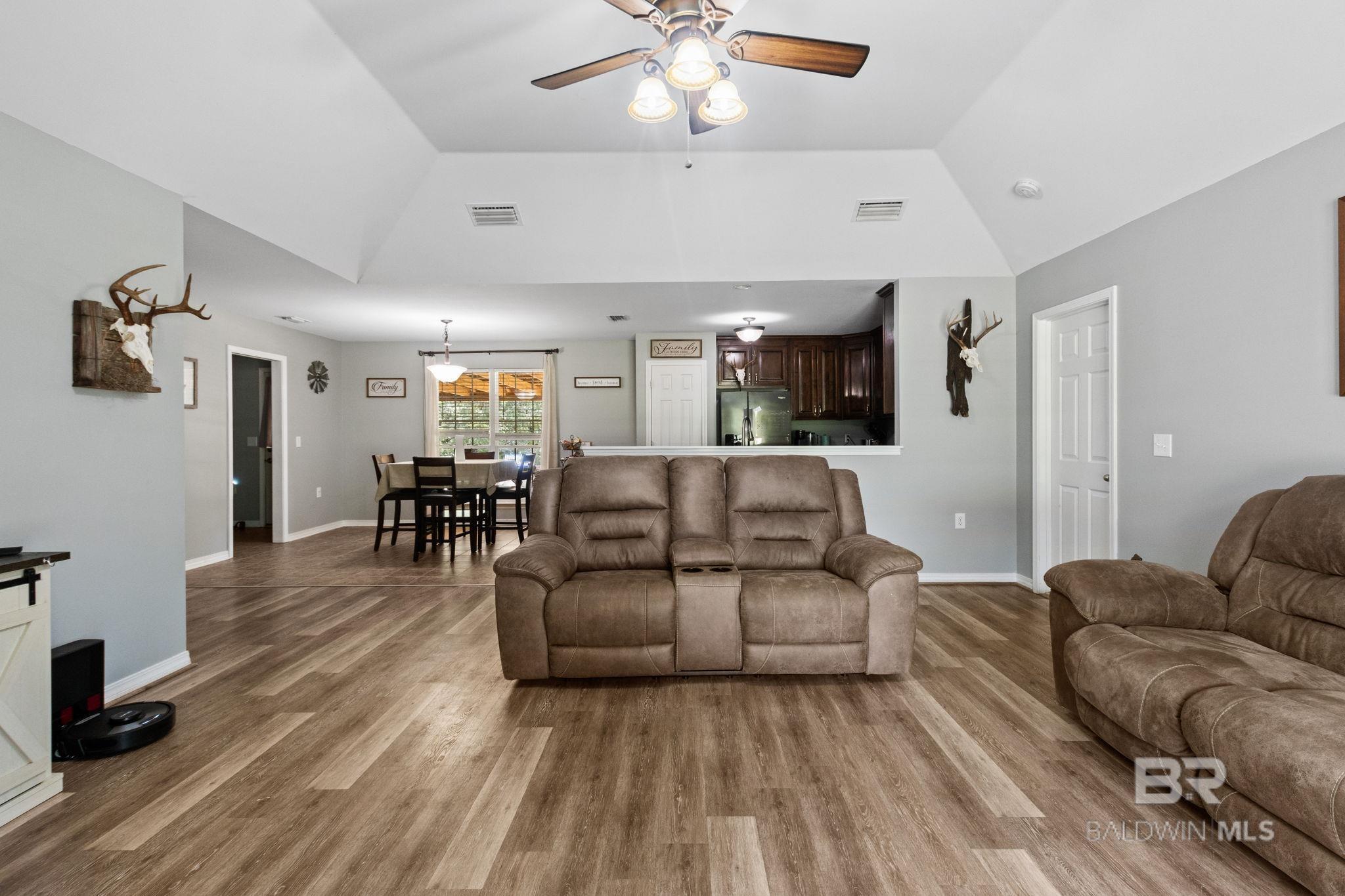https://zimg.paragon.ice.com/ParagonImages/Property/PG/BCAR/398017/5/0/0/f4086fce6d9c0b8051d043b2966ad85b/7/39a6214cb0b430e5fedb5d91f9caa7ca/398017-e4348ff1-07b9-4b65-9886-aba811fb7aea.JPG
