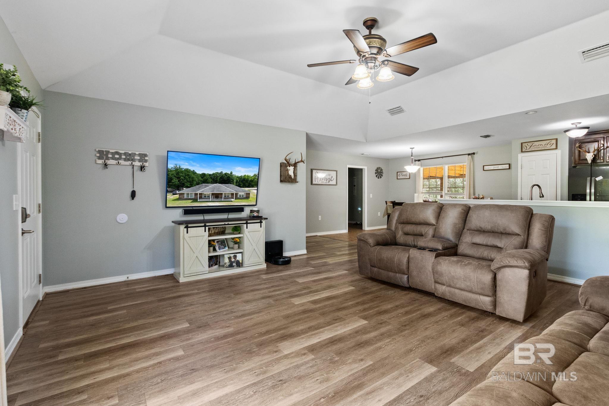 https://zimg.paragon.ice.com/ParagonImages/Property/PG/BCAR/398017/6/0/0/39e35114b6758ed531e0e6e20169b1ba/7/39a6214cb0b430e5fedb5d91f9caa7ca/398017-7f550b17-46ff-47be-be93-af73ae122801.JPG