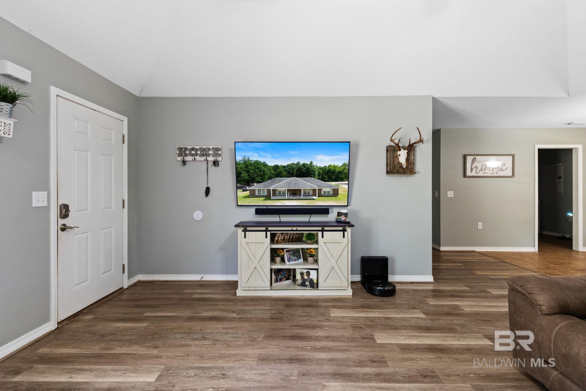 https://zimg.paragon.ice.com/ParagonImages/Property/PG/BCAR/398017/7/0/0/470ff4a4e92edac4ad3fa12914f98961/7/39a6214cb0b430e5fedb5d91f9caa7ca/398017-6c1c7ff9-9c8e-4fca-b443-a93228b108e0.JPG