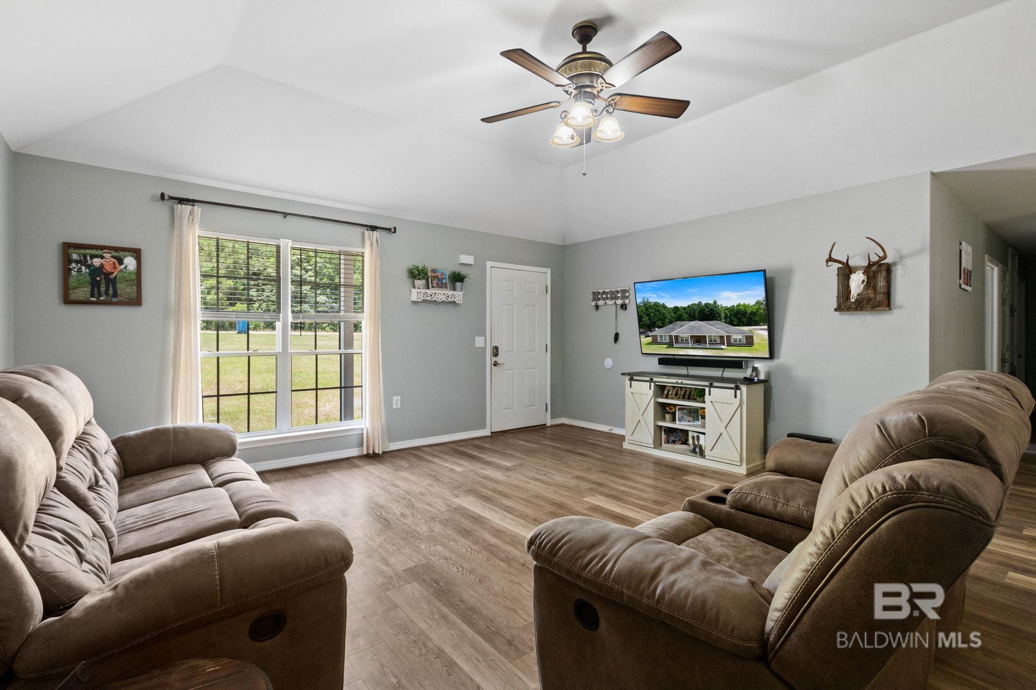 https://zimg.paragon.ice.com/ParagonImages/Property/PG/BCAR/398017/8/0/0/4936f4fd239648b71e35688ea37475a9/7/39a6214cb0b430e5fedb5d91f9caa7ca/398017-237f8bdf-6705-4000-bd2e-8bf86569377a.JPG