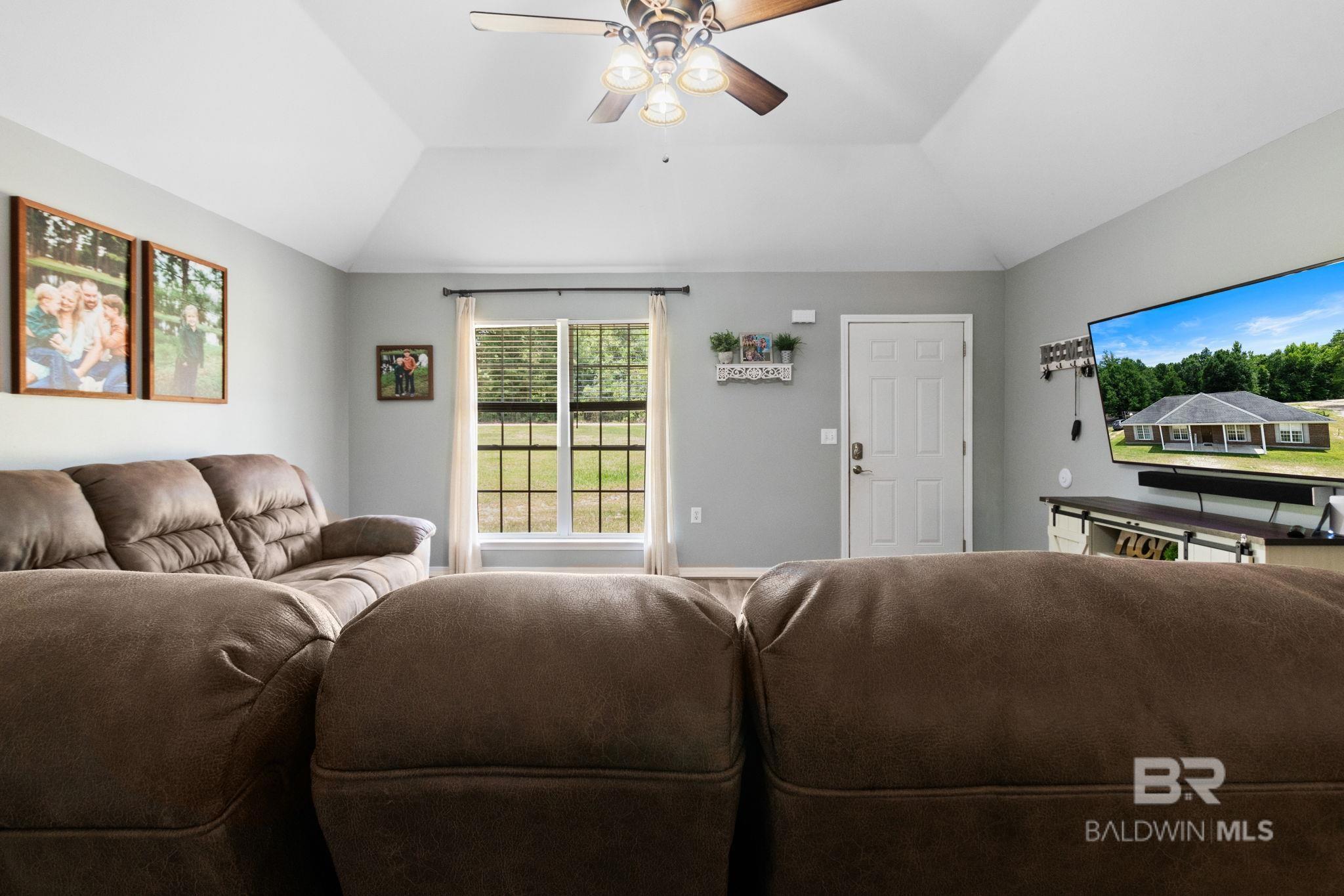 https://zimg.paragon.ice.com/ParagonImages/Property/PG/BCAR/398017/9/0/0/3b798a909cc7f9e0839c3cc41a2e6dbe/7/39a6214cb0b430e5fedb5d91f9caa7ca/398017-a9993924-290c-4389-aeb5-263e08efd97e.JPG