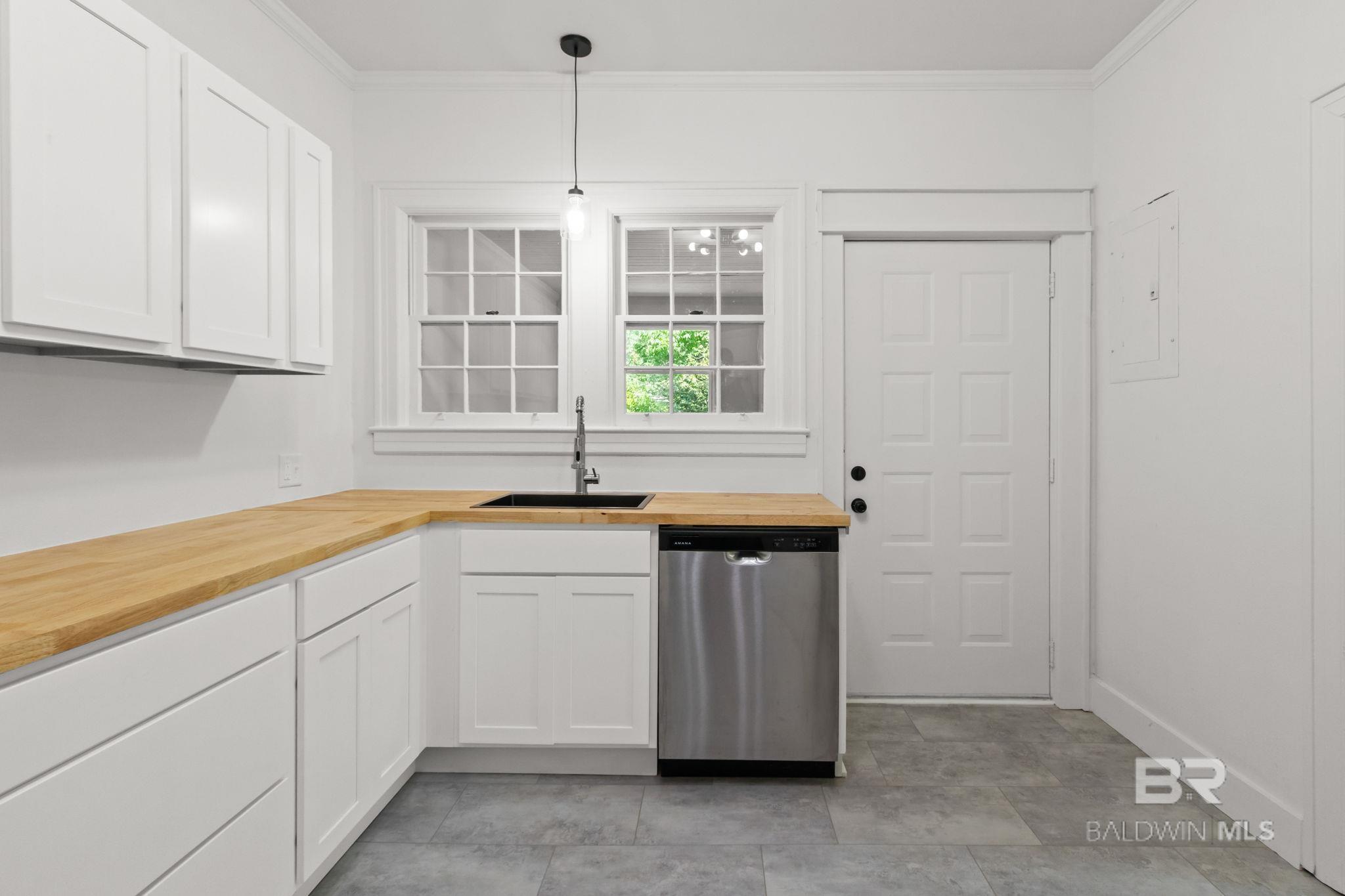 https://zimg.paragon.ice.com/ParagonImages/Property/PG/BCAR/398021/20/0/0/e3eca7a5b645f2f0a740ccb1ac2278c1/7/3f624b2e30b60fab4f6b5d95ff661a78/398021-4b557a7d-9b7d-4222-946c-dcbf4a066b4c.JPG