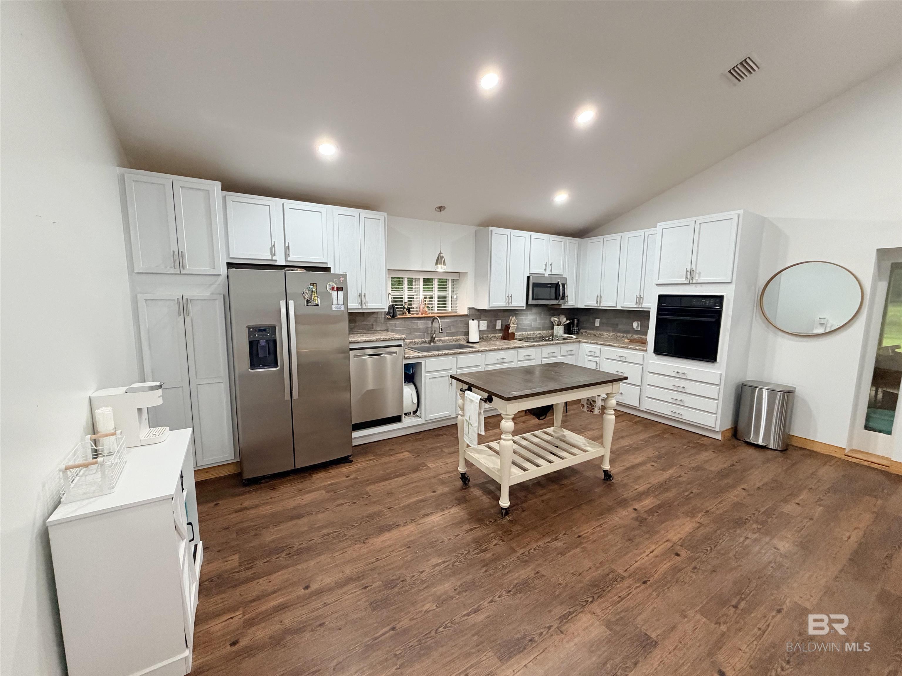 https://zimg.paragon.ice.com/ParagonImages/Property/PG/BCAR/398033/10/0/0/ca9d12b1dfa801671adeb2e5cc16cf3d/7/e795c5066690e9e93947234d3f99b987/398033-673a4caa-67cd-4a64-b426-c4fab48bd711.JPG