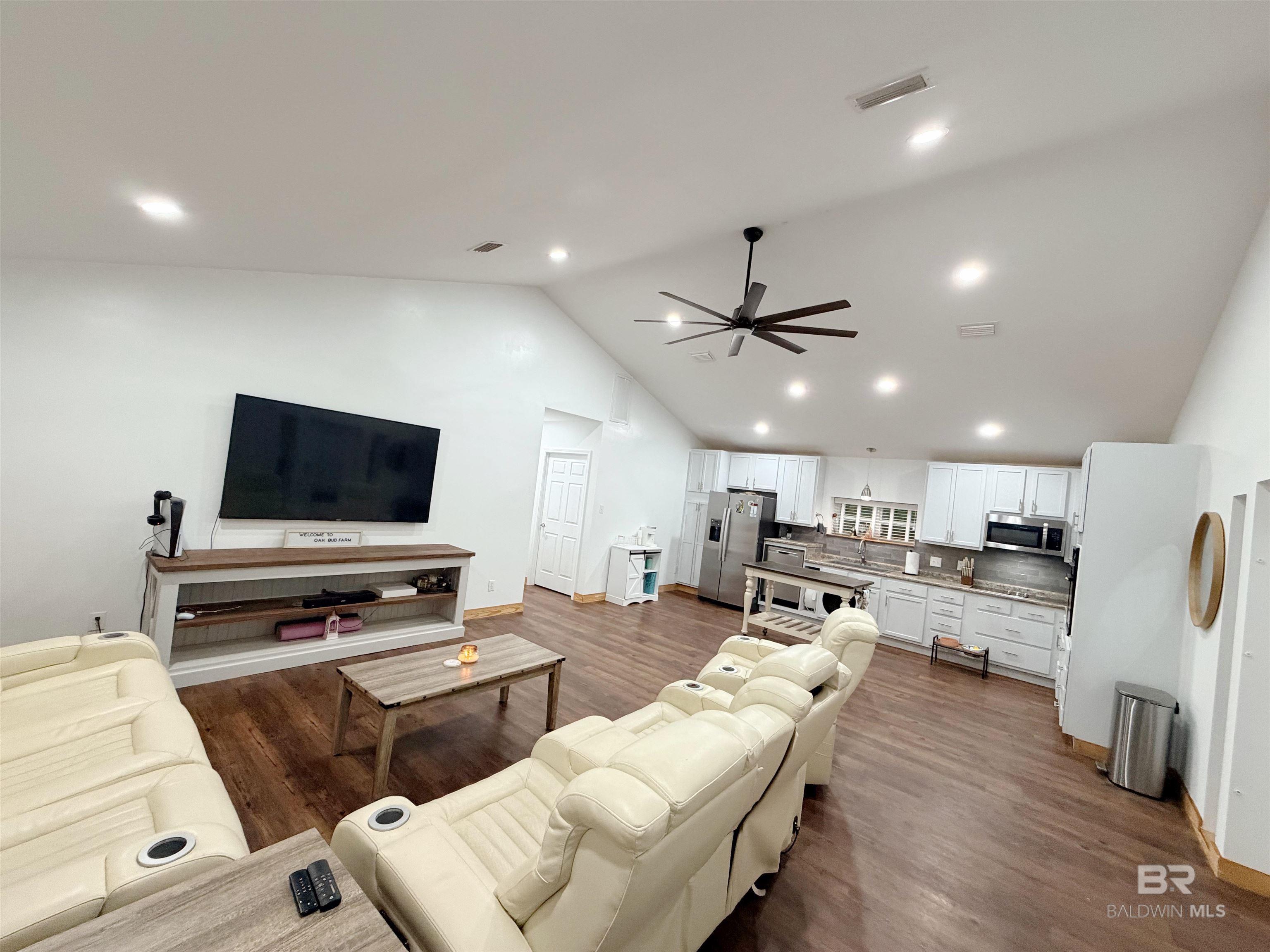 https://zimg.paragon.ice.com/ParagonImages/Property/PG/BCAR/398033/11/0/0/040f1e68ed3a8fd6d5698300d091cc7b/7/e795c5066690e9e93947234d3f99b987/398033-9721a246-7185-42a6-b250-e30b72bef6a9.JPG