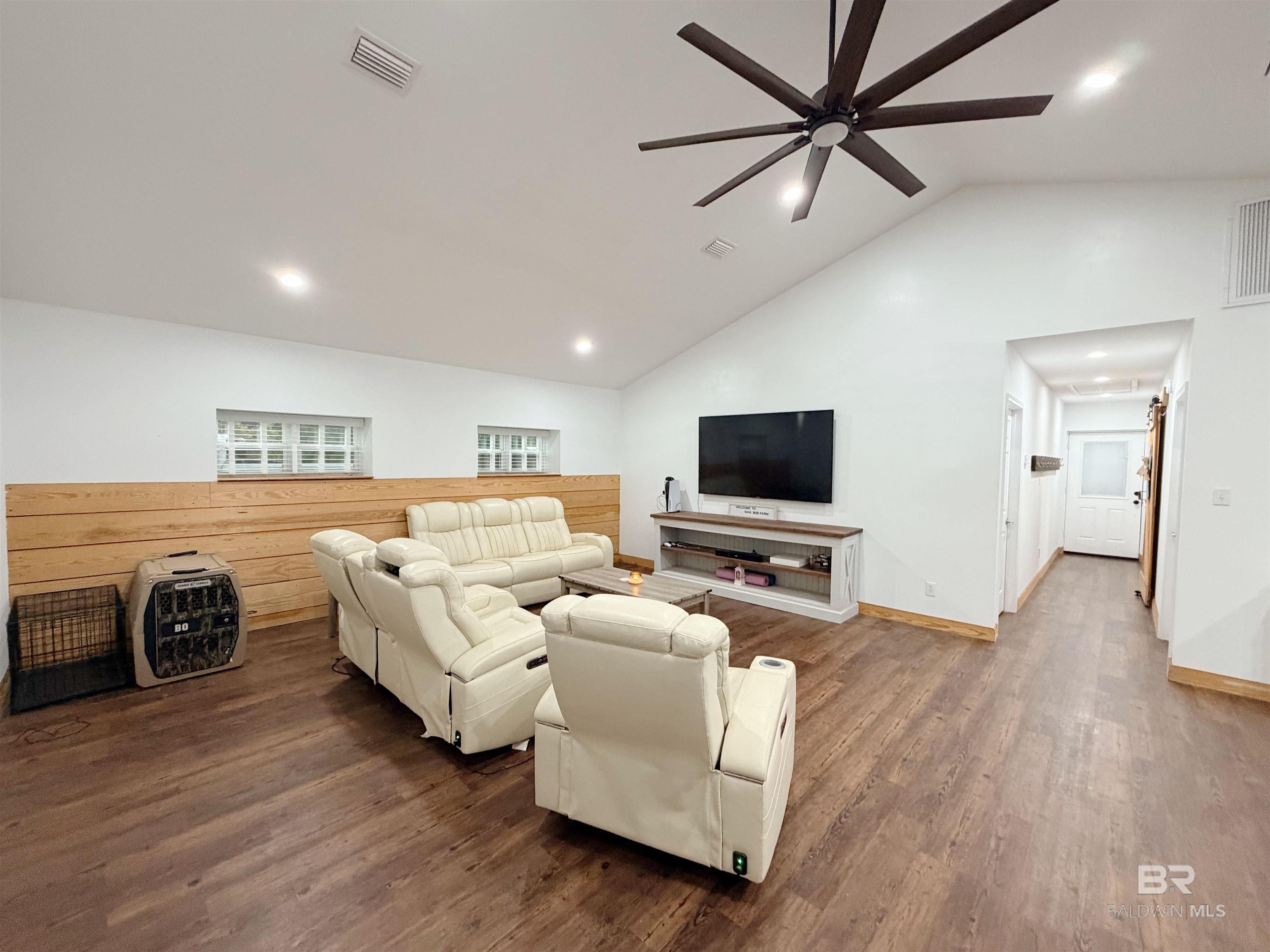 https://zimg.paragon.ice.com/ParagonImages/Property/PG/BCAR/398033/8/0/0/a338c12dc6a71855821684fd7027d389/7/e795c5066690e9e93947234d3f99b987/398033-f0cd7903-bd1c-4104-9354-fbfcf1ef0deb.JPG