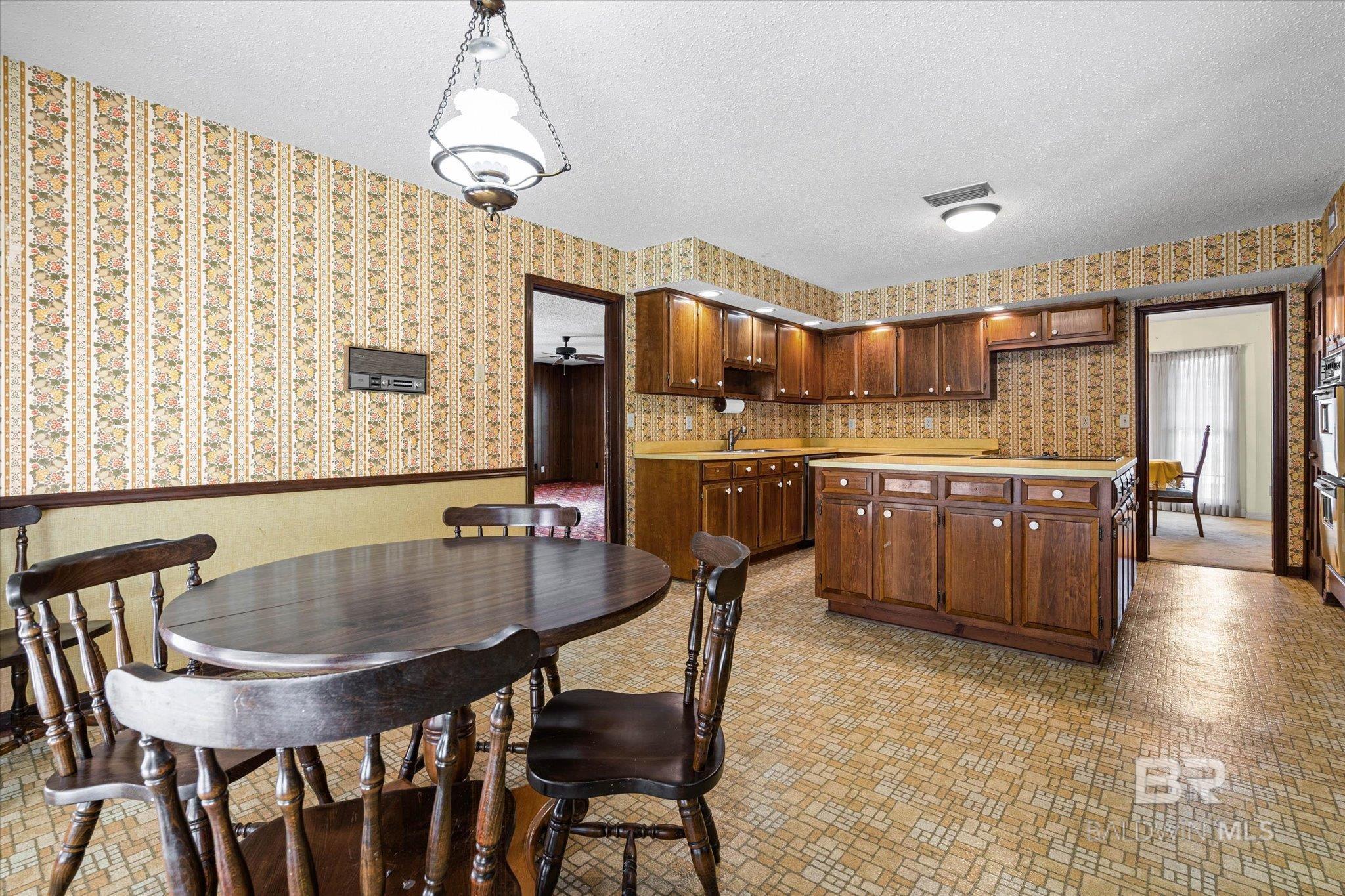 https://zimg.paragon.ice.com/ParagonImages/Property/PG/BCAR/398121/10/0/0/c713b82c18fcc07485861e176bcc8a08/7/fb66400d45fc1409efda2bfc545f5d8a/398121-f0416c0d-dc2e-45f2-8ca0-7f25020b3631.JPG