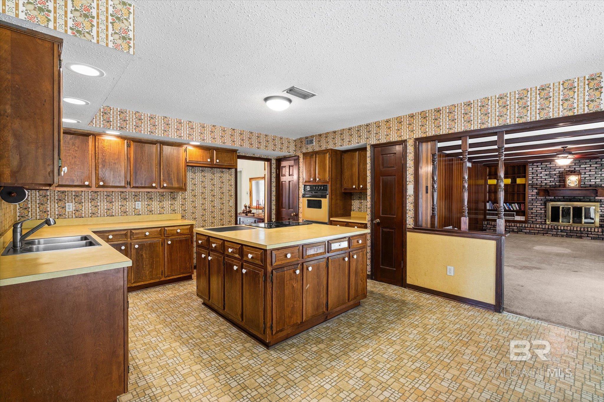 https://zimg.paragon.ice.com/ParagonImages/Property/PG/BCAR/398121/6/0/0/2c033eb1488671eec02617b4268c5aa9/7/fb66400d45fc1409efda2bfc545f5d8a/398121-9bc48aaa-a741-45fd-be6e-3a76bec3e3ca.JPG