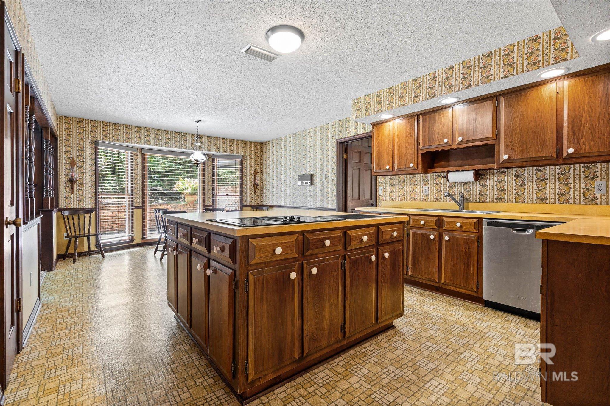 https://zimg.paragon.ice.com/ParagonImages/Property/PG/BCAR/398121/8/0/0/e57c38b12784ac566382c3decd9b9a86/7/fb66400d45fc1409efda2bfc545f5d8a/398121-51ad0e34-b2db-46c5-89c2-971de038c5fa.JPG