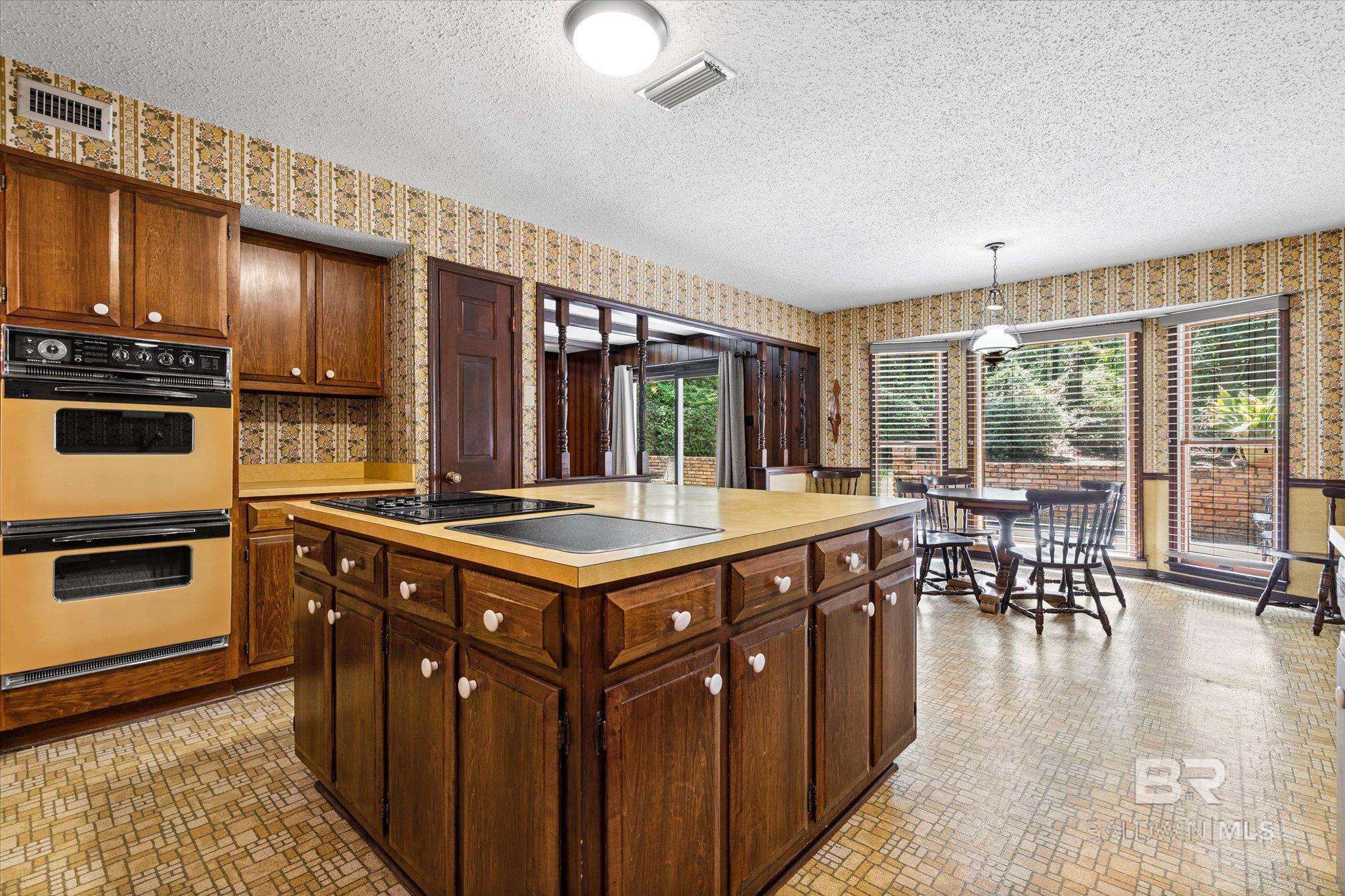 https://zimg.paragon.ice.com/ParagonImages/Property/PG/BCAR/398121/9/0/0/ec73e0581e012bd81f034ffc59c6e376/7/fb66400d45fc1409efda2bfc545f5d8a/398121-30e7b330-b095-4321-83b1-addcea981c76.JPG