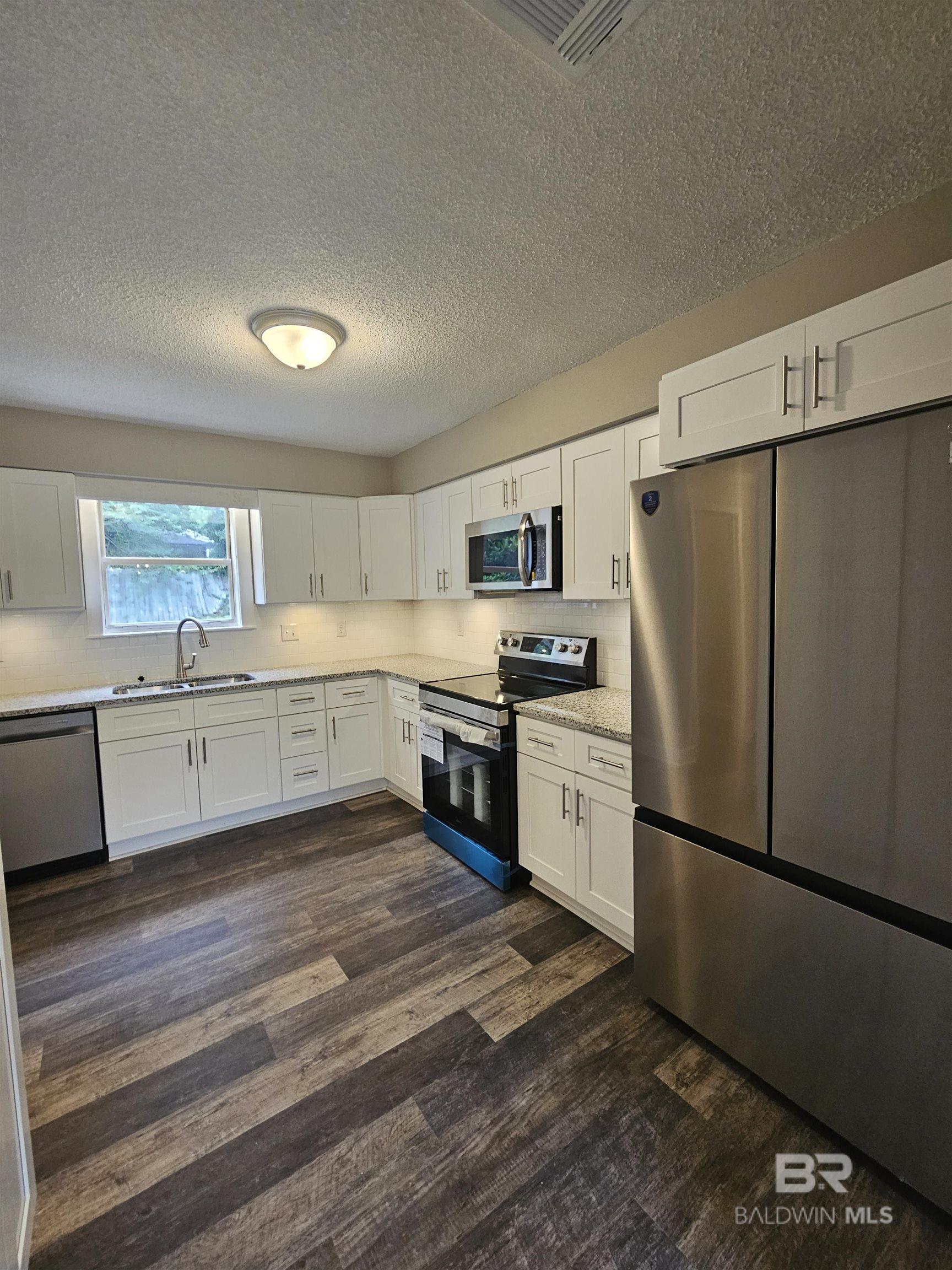 https://zimg.paragon.ice.com/ParagonImages/Property/PG/BCAR/398137/2/0/0/d9936effc57f78b12b90e4d62db21605/7/90fac06e694c16fea67f02ba37c978c4/398137-c8f0feb6-876b-4374-9c1e-a42b6e5200e9.JPG