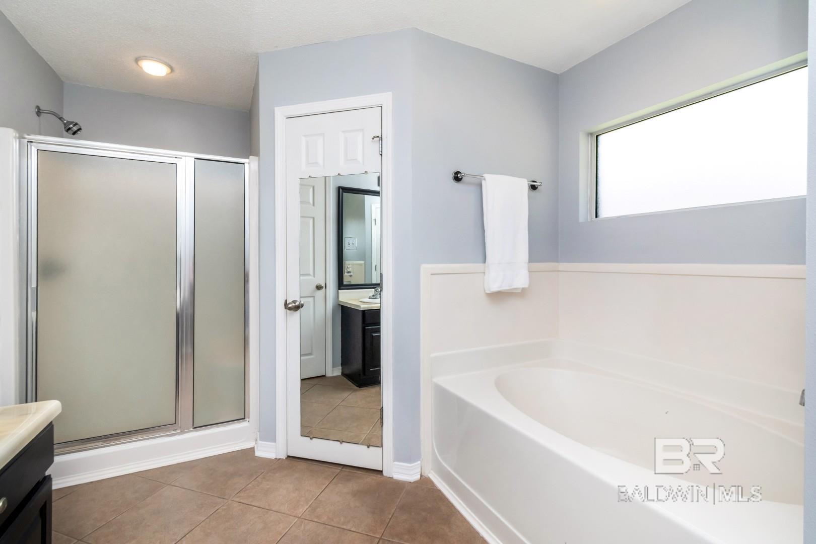 https://zimg.paragon.ice.com/ParagonImages/Property/PG/BCAR/398171/19/0/0/e23cce90a74c85fa2bb87e66d56474bb/7/929e5d3b78932efb884b18f0ff3881c8/398171-52bea14c-f9e8-4e9e-9c4e-6a7a222904f2.JPG