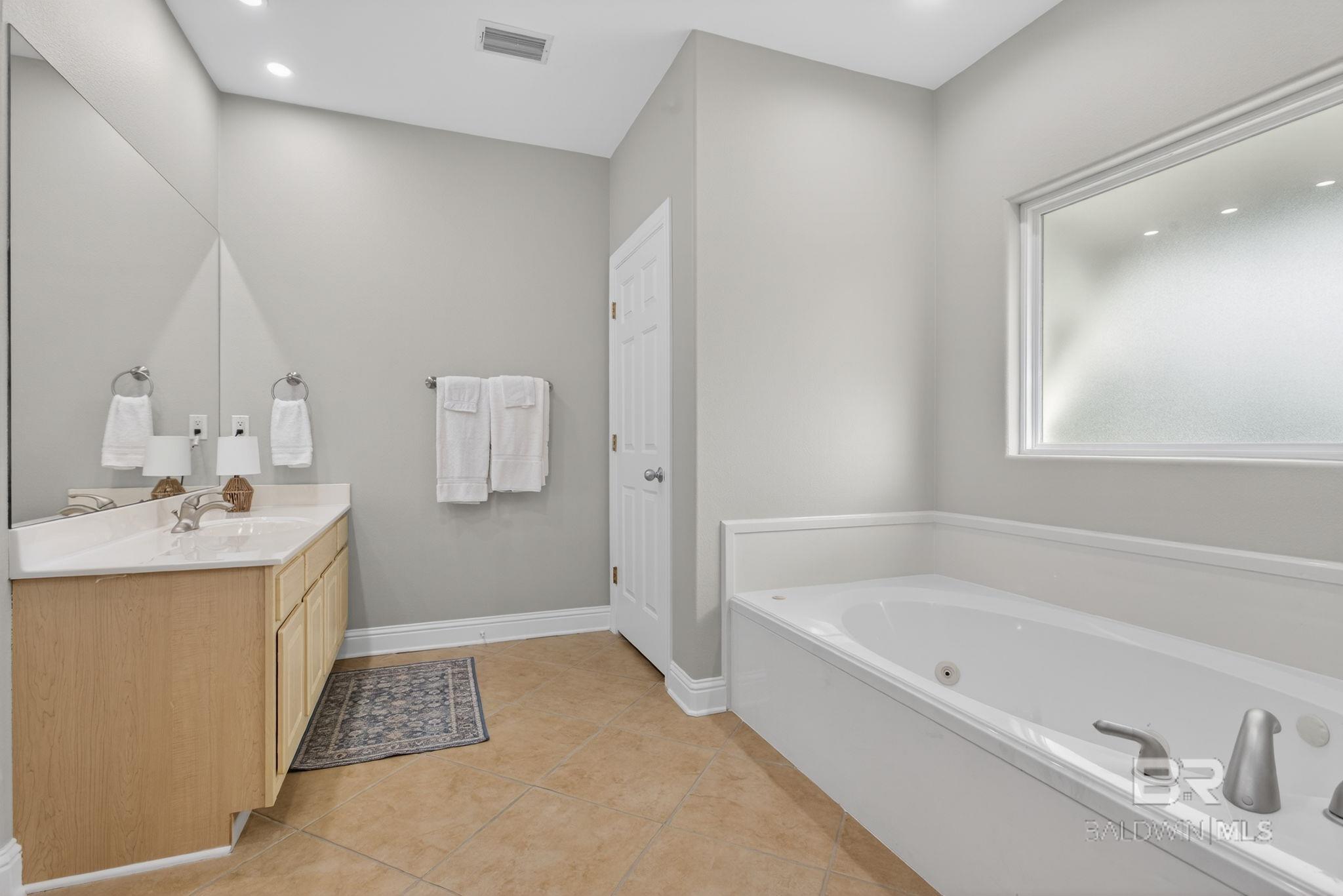 https://zimg.paragon.ice.com/ParagonImages/Property/PG/BCAR/398172/20/0/0/5ca629f072cc2f391ce5eb6c32d38945/7/ec38abc77a5054407c54d4dbd640410f/398172-2F59CFA6-28AE-4CAC-A568-9D343EB1FAFB.JPG