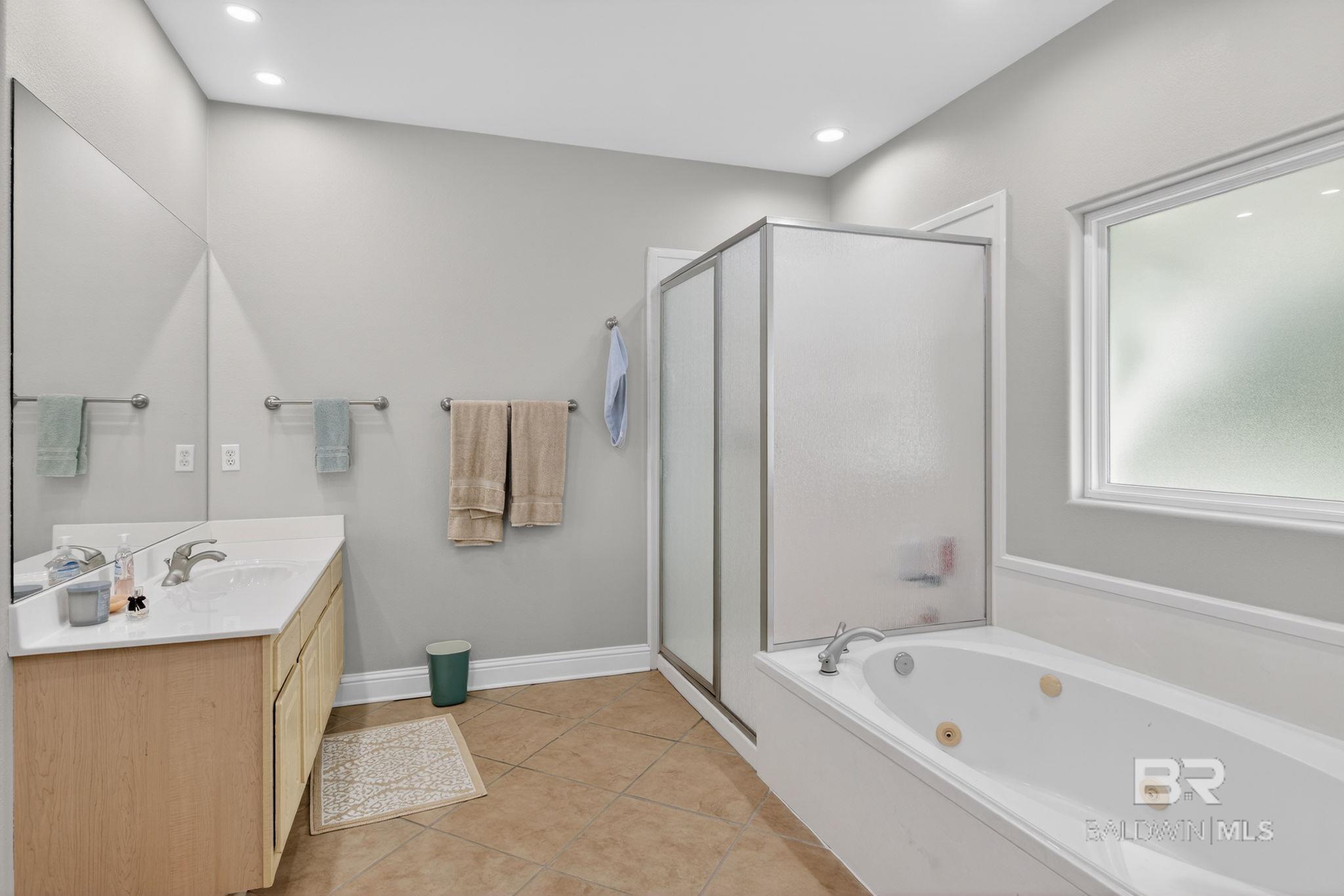 https://zimg.paragon.ice.com/ParagonImages/Property/PG/BCAR/398172/24/0/0/c5c111b636edb81de6ba577b883fd4d0/7/ec38abc77a5054407c54d4dbd640410f/398172-4AC49DF6-E393-4717-9E3A-7A2B54B66BD8.JPG