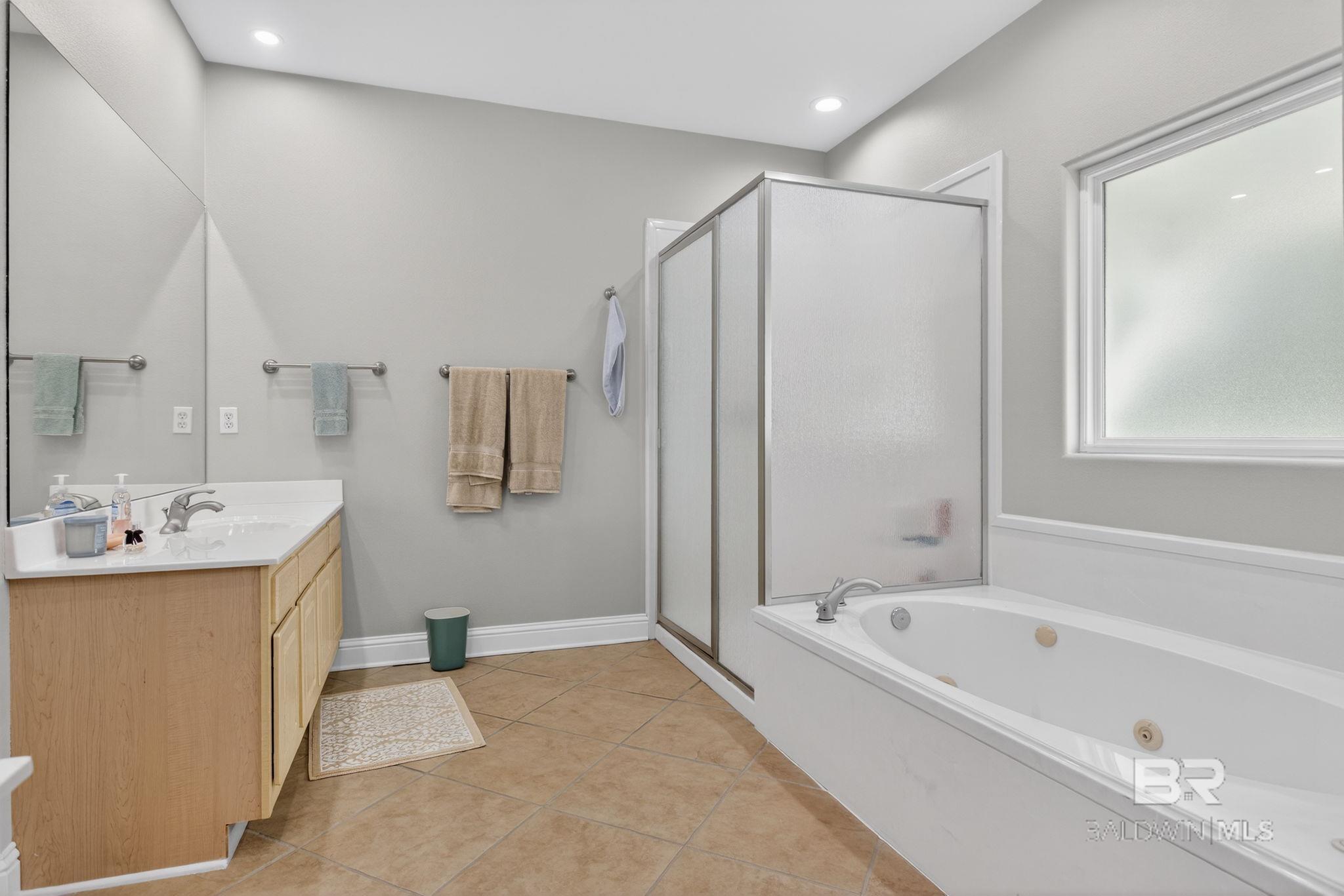 https://zimg.paragon.ice.com/ParagonImages/Property/PG/BCAR/398172/25/0/0/9c770d67a5b306151adbdafa31778497/7/ec38abc77a5054407c54d4dbd640410f/398172-65D79D27-7245-4336-8B60-5D942C81282C.JPG