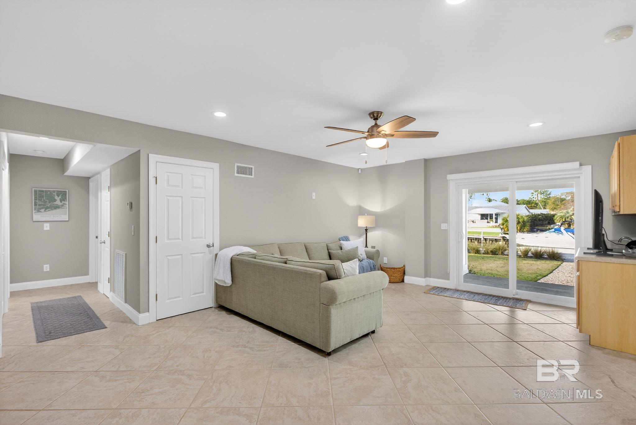 https://zimg.paragon.ice.com/ParagonImages/Property/PG/BCAR/398172/27/0/0/c75931bc7d93cc723f124d795c74494d/7/ec38abc77a5054407c54d4dbd640410f/398172-DD3911F2-CB43-4FA9-B5D5-9151121A1788.JPG