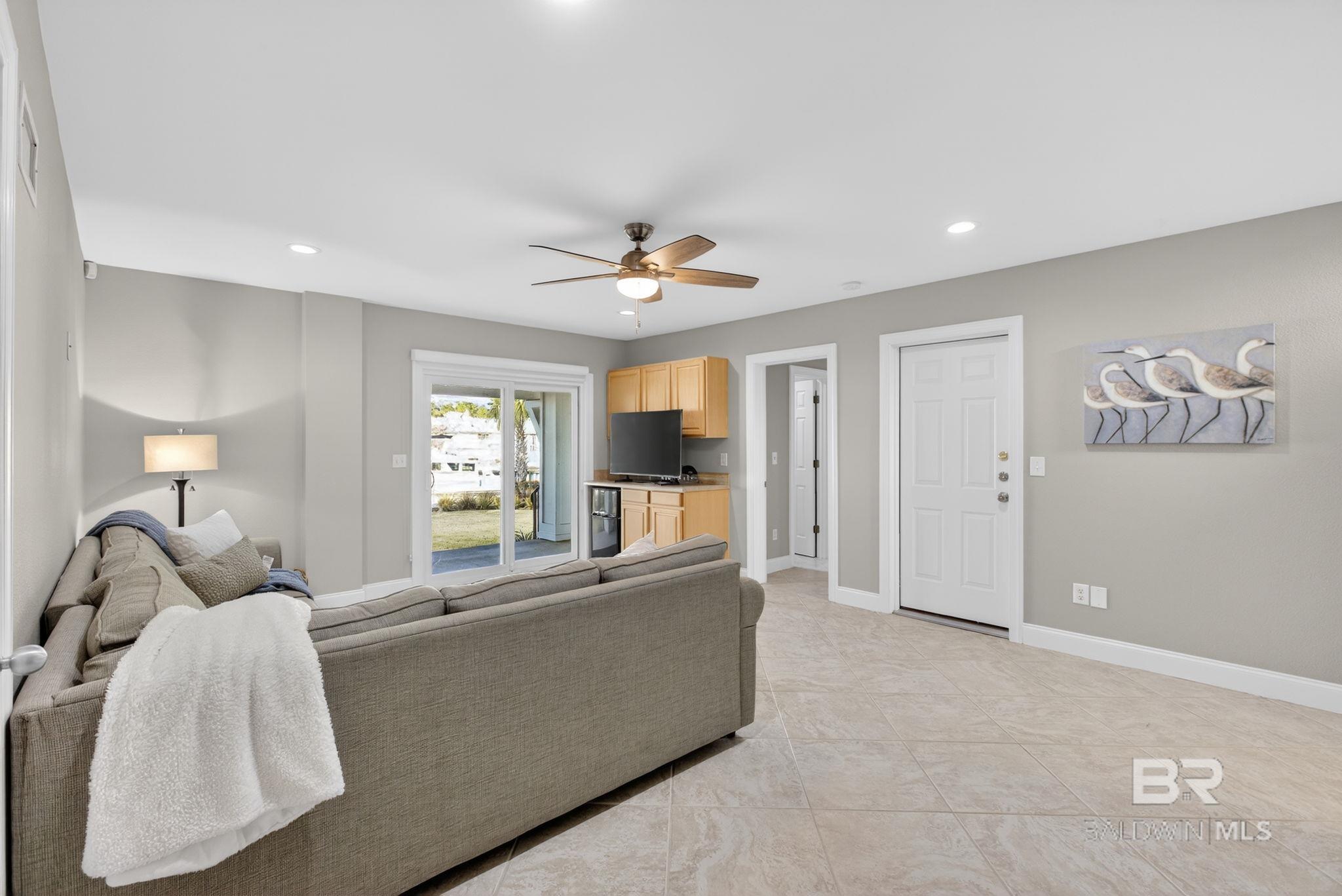 https://zimg.paragon.ice.com/ParagonImages/Property/PG/BCAR/398172/29/0/0/750f685fd768b488531809c177de4a6b/7/ec38abc77a5054407c54d4dbd640410f/398172-13CF3442-381A-41E5-9E38-9800C651C45A.JPG