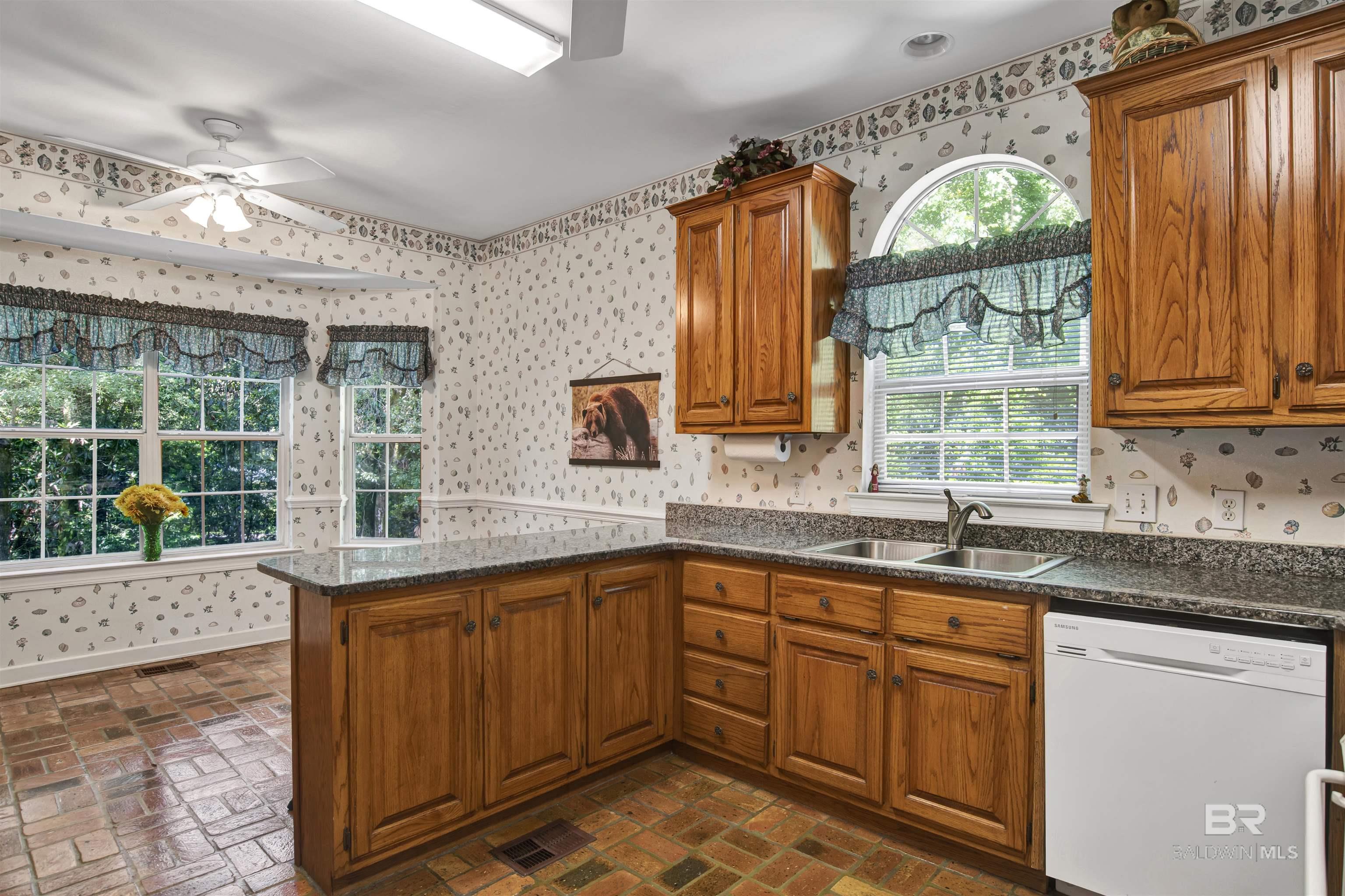 https://zimg.paragon.ice.com/ParagonImages/Property/PG/BCAR/398173/20/0/0/62e7b1f943cf73df2fe85456891399b0/7/720b4e7c2774d71a1aa4062b3132e5b1/398173-8a260eff-4c61-4e05-b419-e70f529f020d.JPG