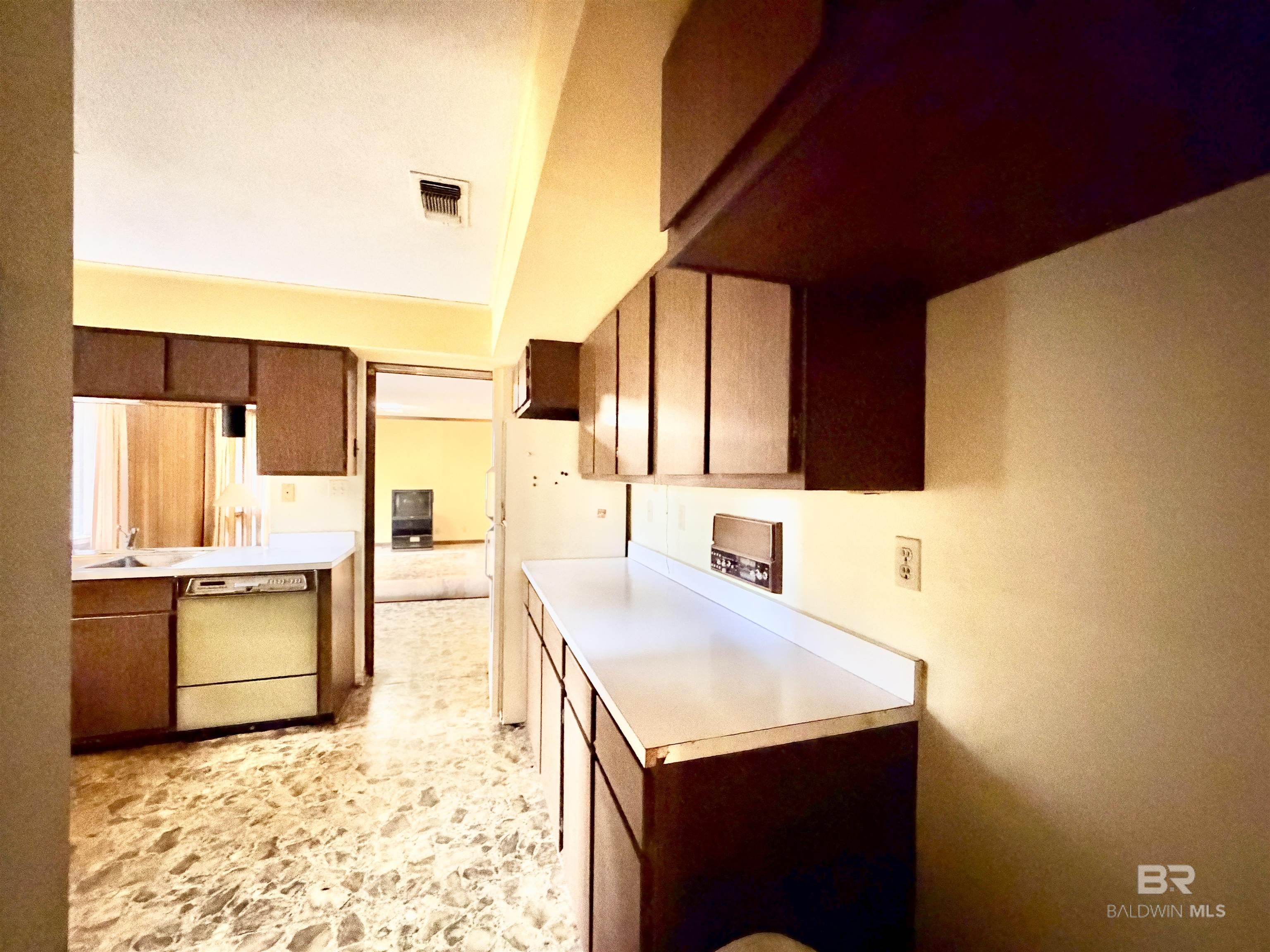 https://zimg.paragon.ice.com/ParagonImages/Property/PG/BCAR/398183/26/0/0/621f91676bca29e28b832227eaa6ba0d/7/9634e7d2c1d1147d33d81acb9b466ec0/398183-8df2cf26-871a-43d0-b20e-e5a53f30c293.JPG