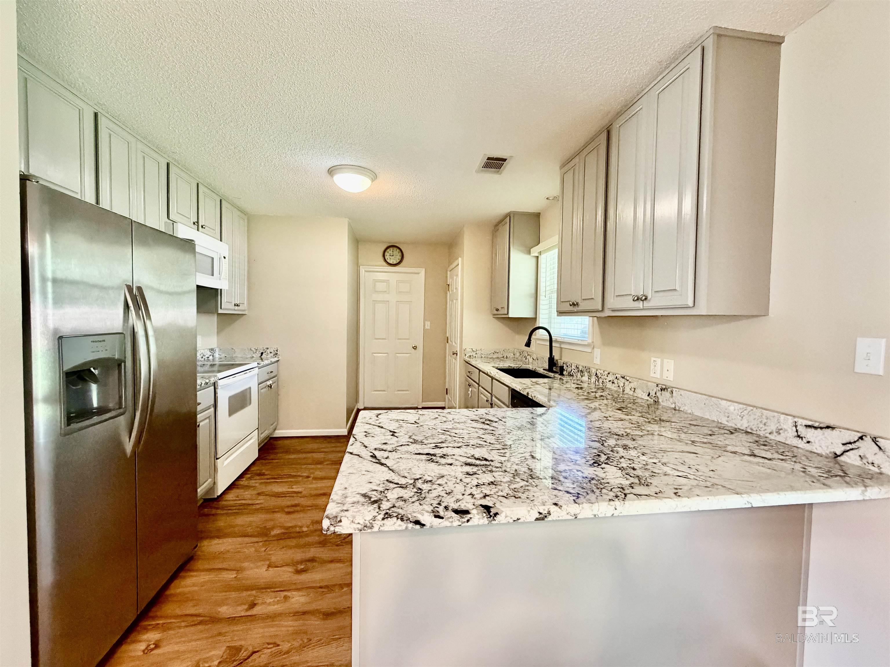 https://zimg.paragon.ice.com/ParagonImages/Property/PG/BCAR/398218/8/0/0/911f4a8ab5d170f49237584c96bdbb74/7/63b4f396b01c1f78a8676302a9b780fa/398218-5170d244-6e8b-43b6-b760-e62964538358.JPG
