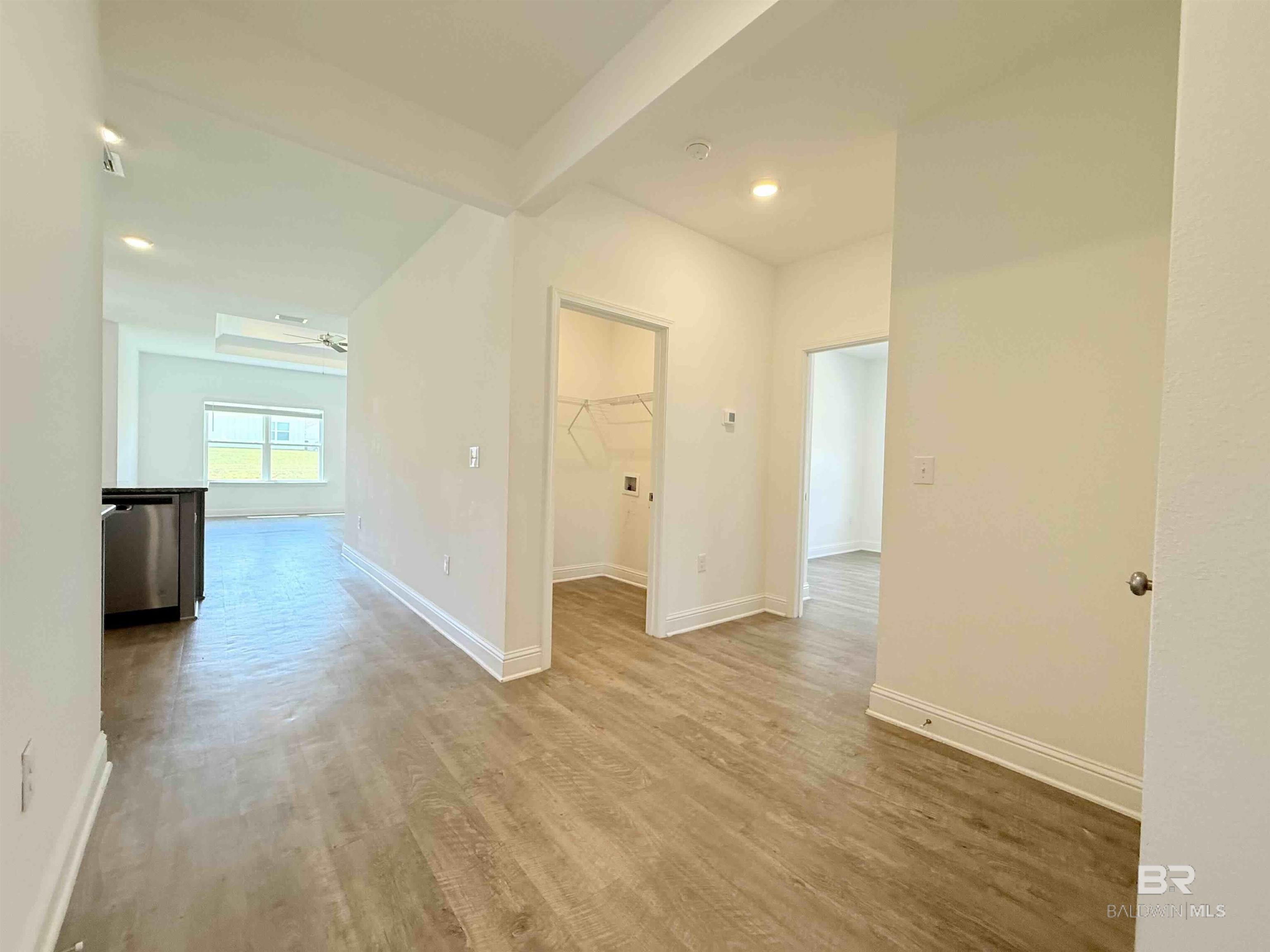 https://zimg.paragon.ice.com/ParagonImages/Property/PG/BCAR/398250/9/0/0/470567f2ba6d727654208cf125426a02/7/20d1cce652dcee97cf69a50f2ea9b818/398250-DD757F92-851E-4D35-ACAD-81088A2A6777.JPG