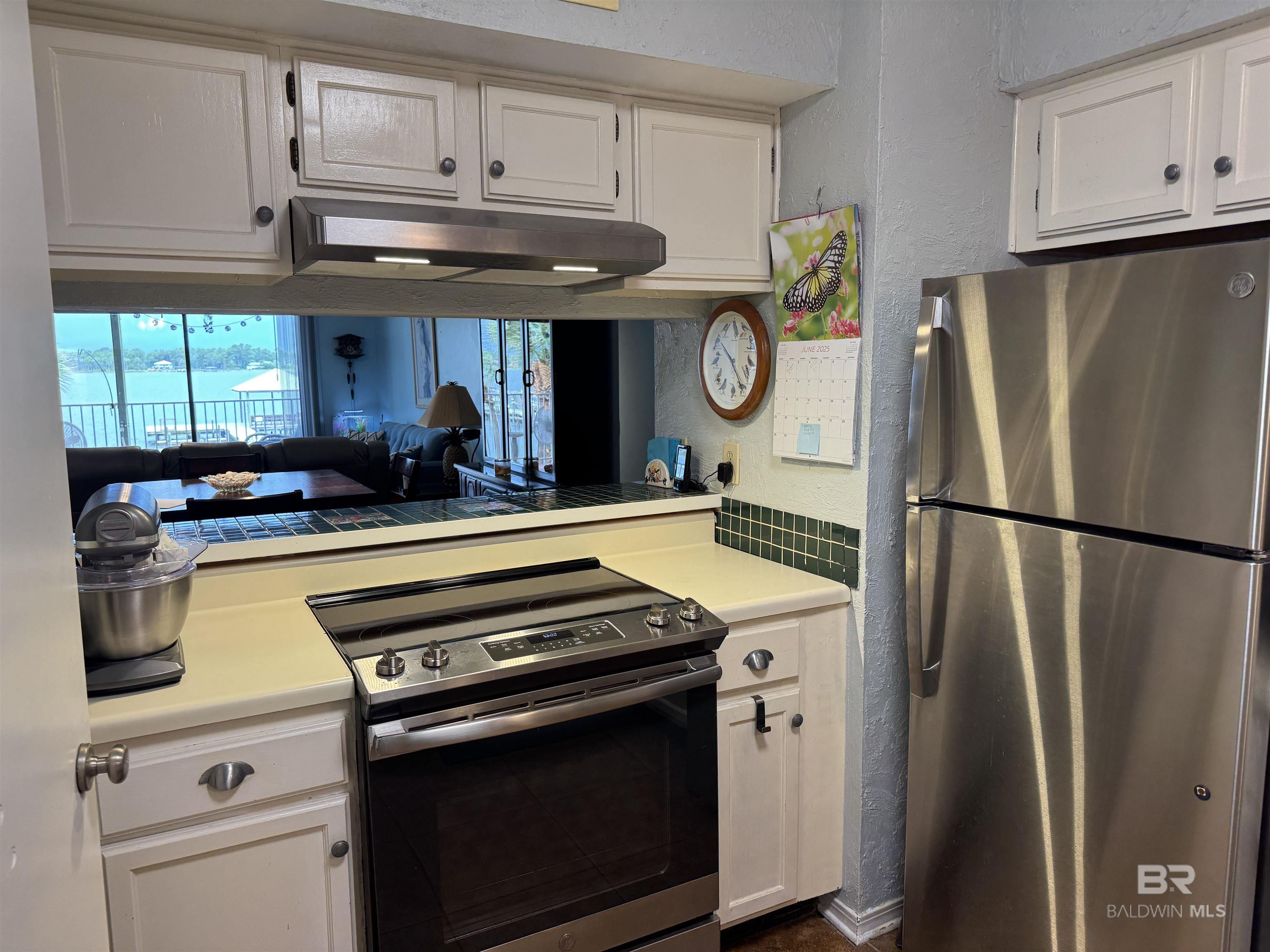 https://zimg.paragon.ice.com/ParagonImages/Property/PG/BCAR/398274/10/0/0/44078dc3f885cb1815a4a949aa24b830/7/a3ce8008ff726789b1bd7bb94b60fdc0/398274-F7334B1A-B8BD-4C1C-AB9D-282D37CDAF6E.JPG