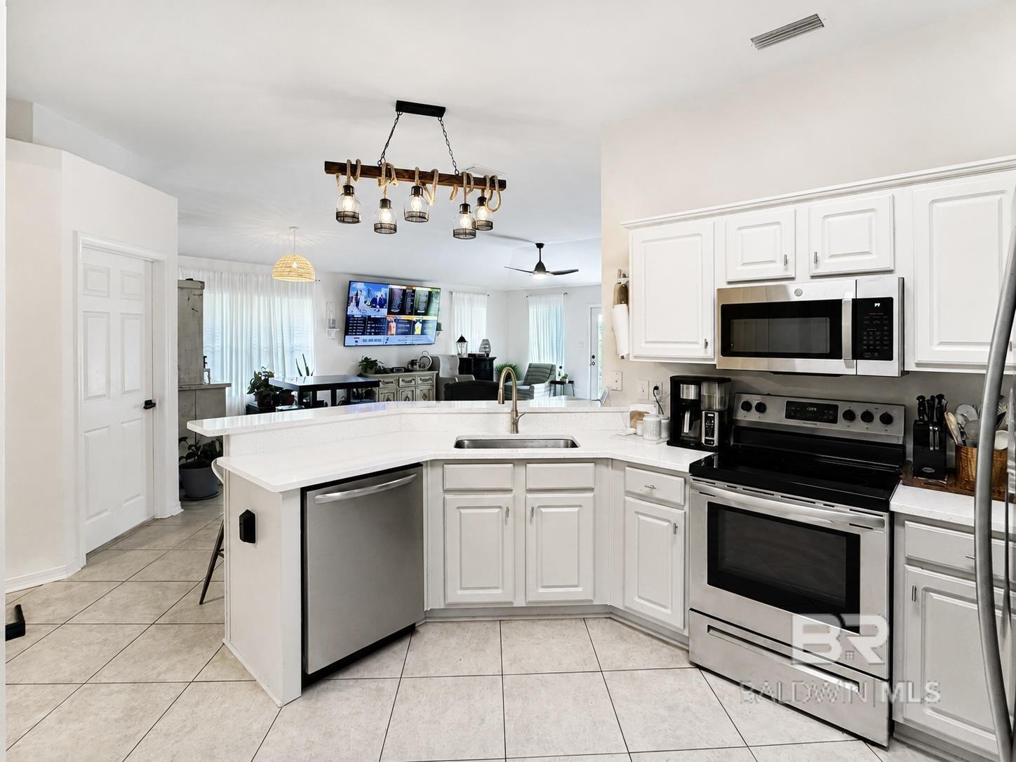 https://zimg.paragon.ice.com/ParagonImages/Property/PG/BCAR/398316/9/0/0/33efd03f230689d4b2e02d35d103ade8/7/1d0bcd3f20d282f3f13f76a2413f6150/398316-6c2c2372-2c15-4e82-9e3a-92e9cd8ba9dd.JPG