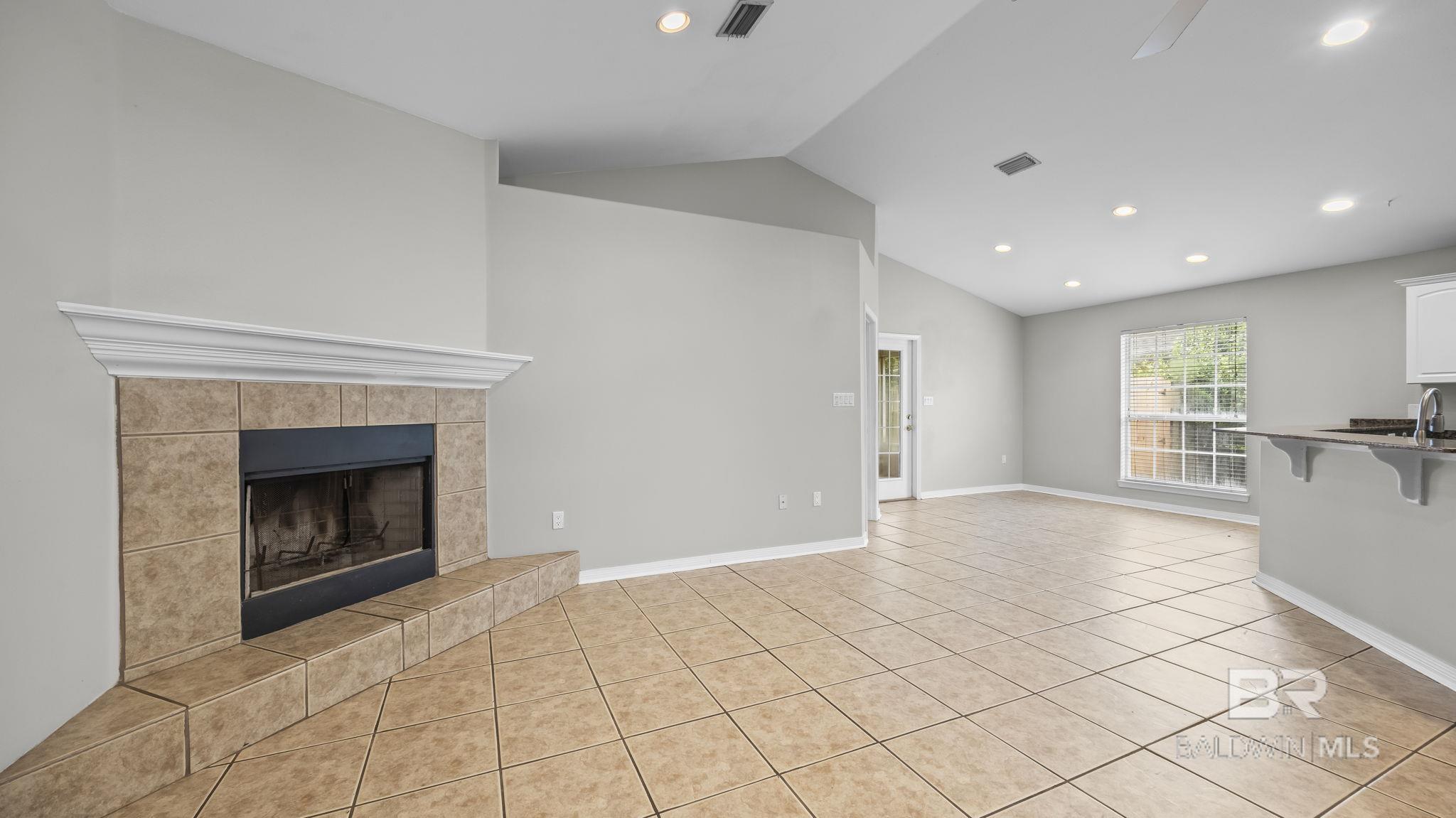 https://zimg.paragon.ice.com/ParagonImages/Property/PG/BCAR/398376/13/0/0/e2a0c81d1aa9ec94088d604fa3e6f310/7/40624a41518abea6cd4d66927bbfa10a/398376-4ec8aa27-520d-417c-bb7d-30f831f95f0e.JPG