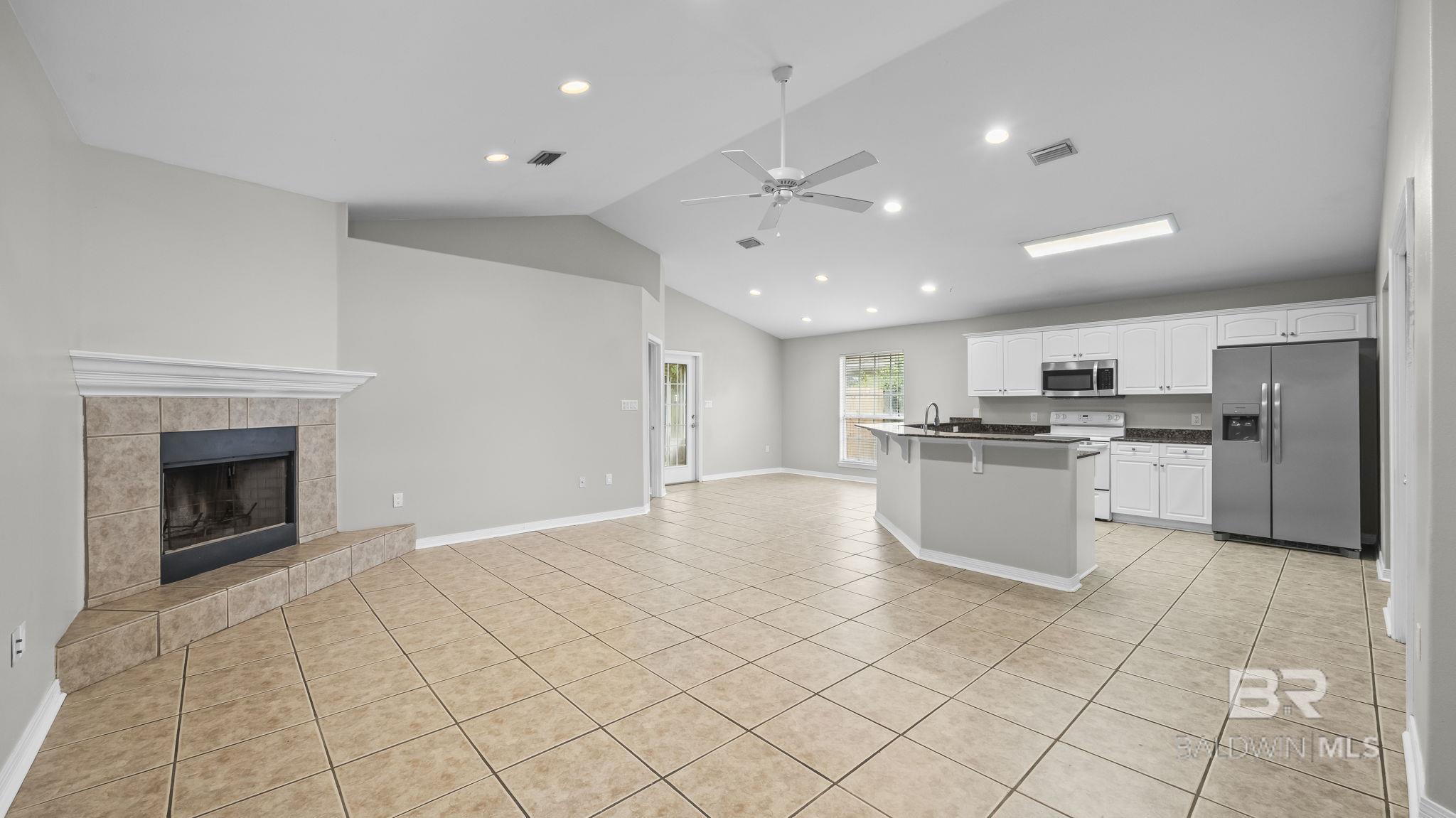 https://zimg.paragon.ice.com/ParagonImages/Property/PG/BCAR/398376/5/0/0/d5aa2f016c84e0f8fdb418a55ac601ca/7/40624a41518abea6cd4d66927bbfa10a/398376-f1325c68-7097-4489-bc26-f4e89ff26801.JPG