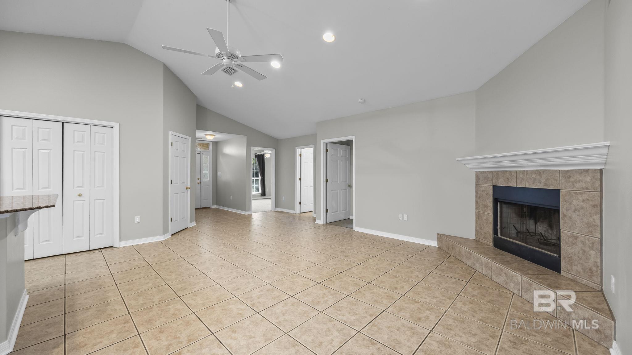 https://zimg.paragon.ice.com/ParagonImages/Property/PG/BCAR/398376/7/0/0/ee9160e54d74c23734be9685e88111cc/7/40624a41518abea6cd4d66927bbfa10a/398376-04ac2e12-1003-4eae-8c12-0adcbc3d1400.JPG