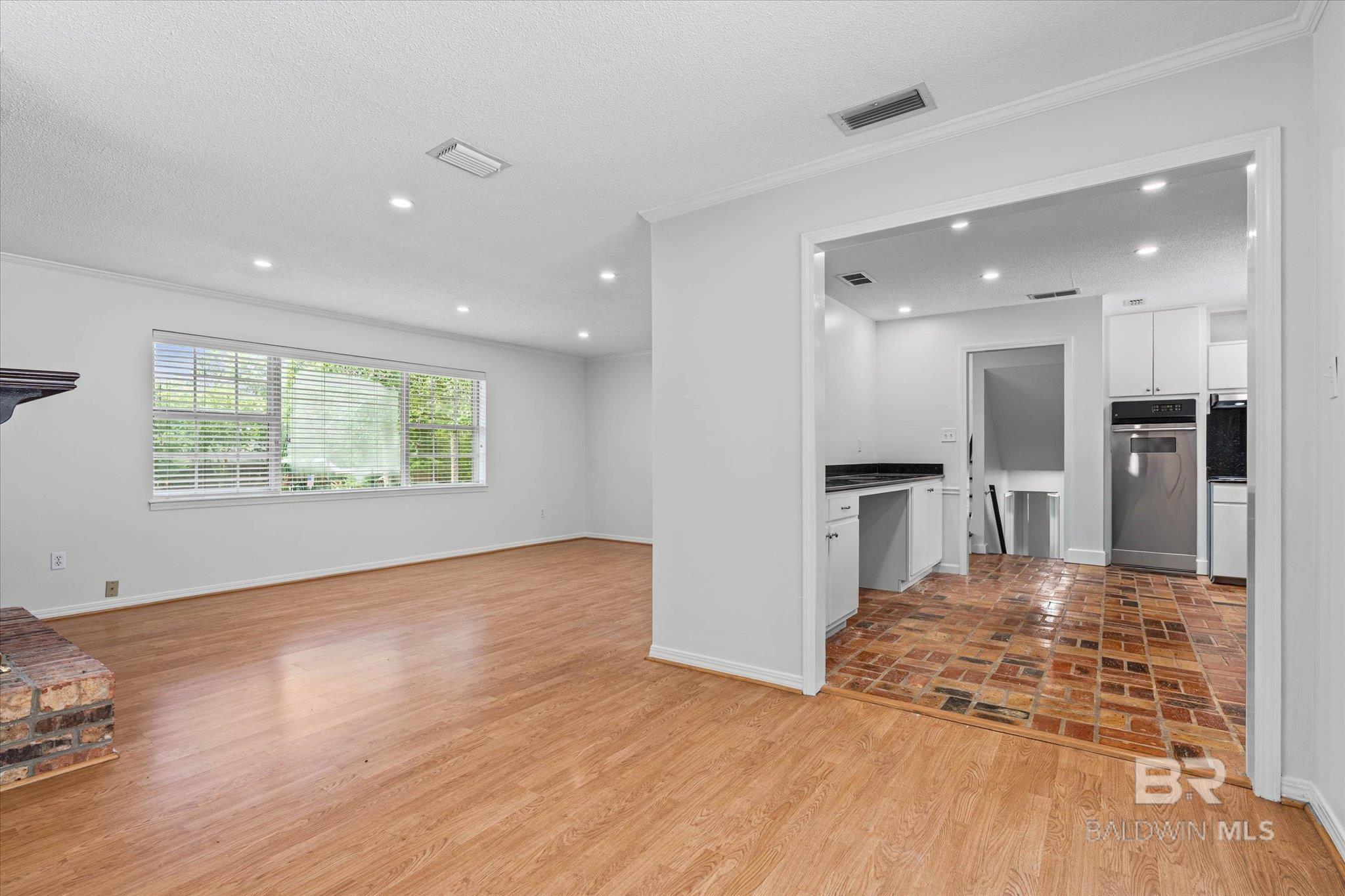 https://zimg.paragon.ice.com/ParagonImages/Property/PG/BCAR/398394/7/0/0/1c4bb196db4e1f0cc286e8c059582a20/7/87d1c3f4cc3679856c756b28588495e5/398394-e2ecffa9-71d7-4217-8a5c-49d8600f335f.JPG