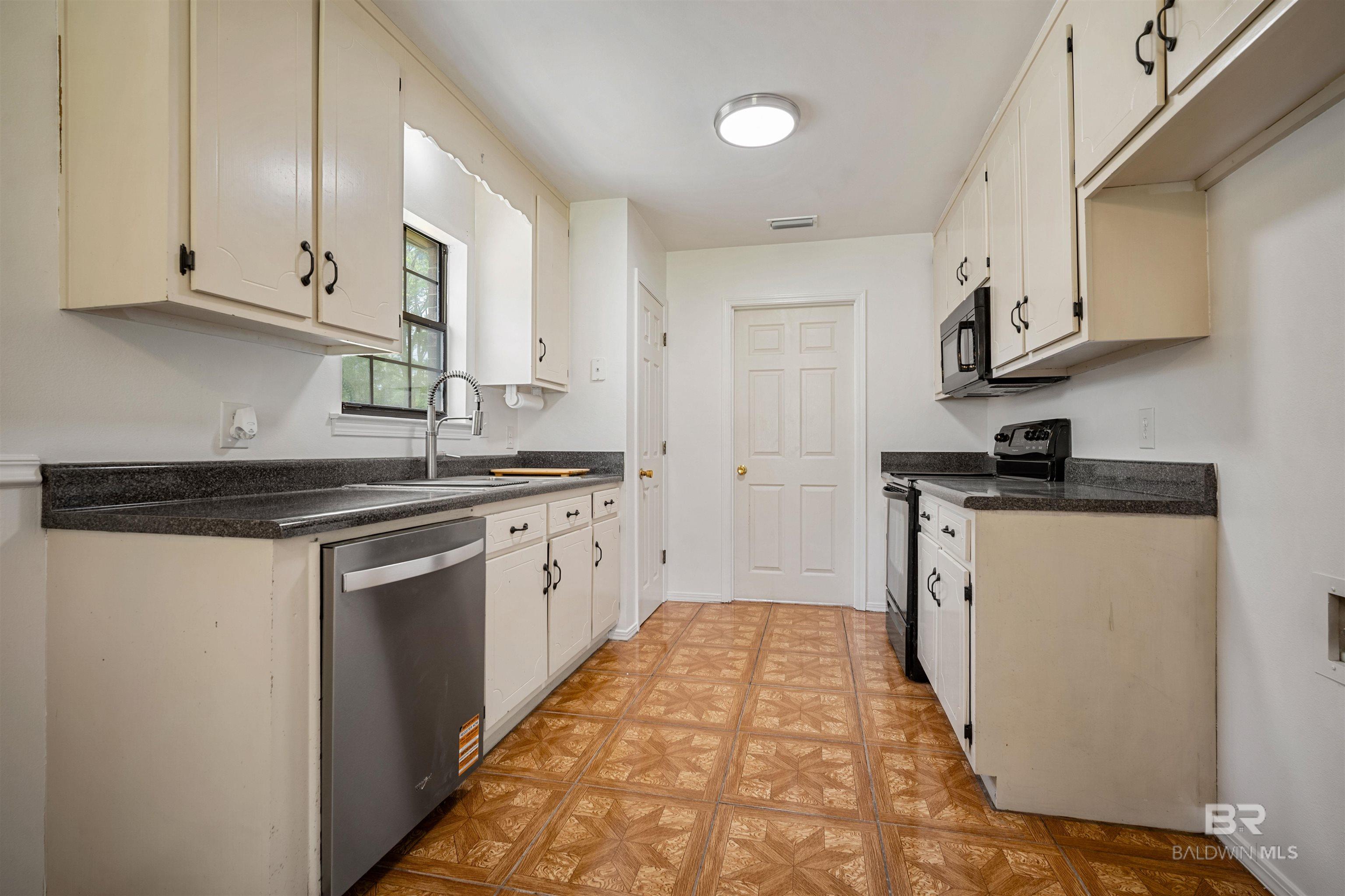 https://zimg.paragon.ice.com/ParagonImages/Property/PG/BCAR/398395/11/0/0/f8dadd125ea308bbd3d514317fd559c5/7/1fa460bf4dedfdef3c2800ef390fd11e/398395-2a0e62cd-ef3b-41a3-84e8-263a3c73da8e.JPG