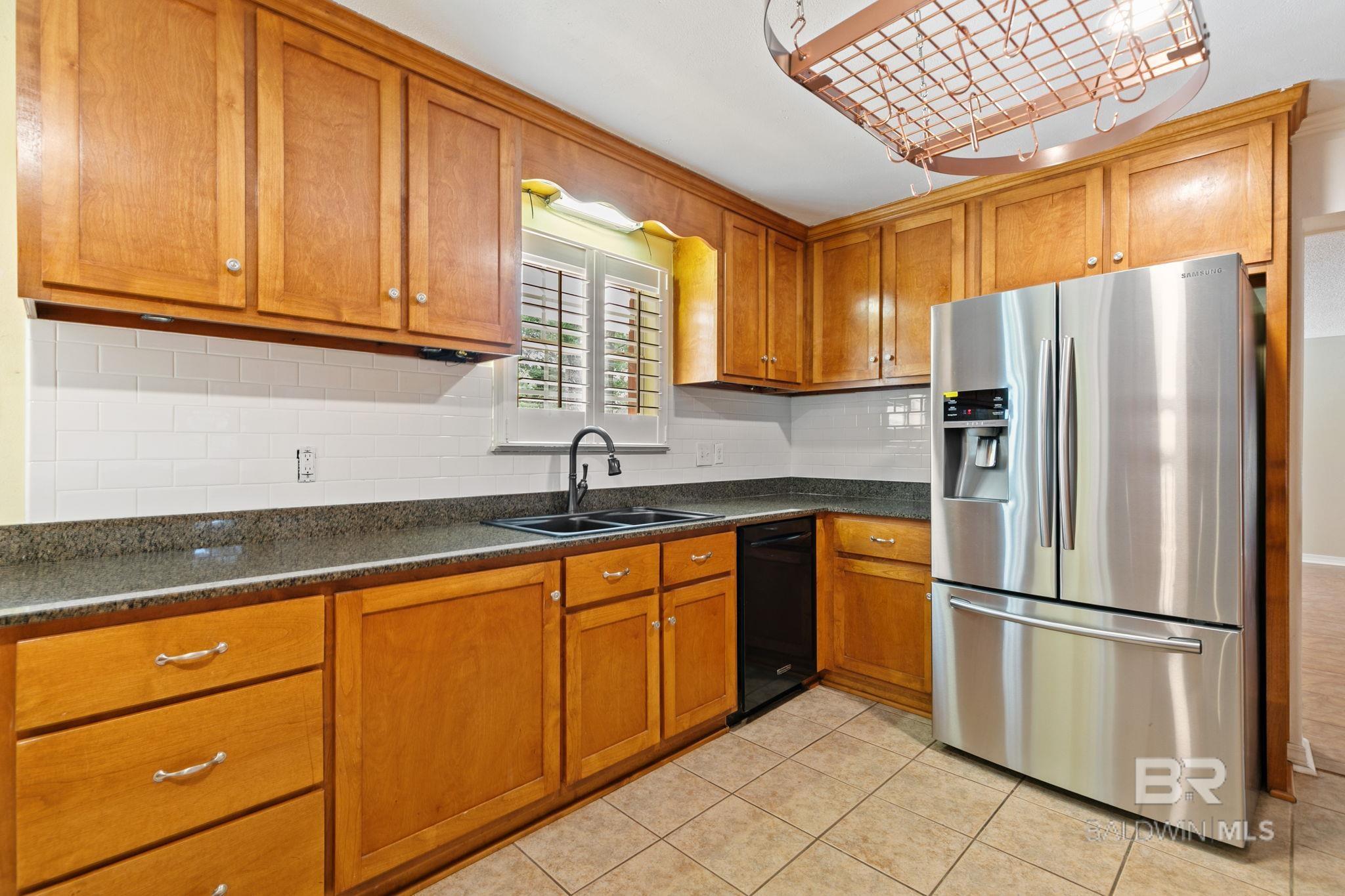 https://zimg.paragon.ice.com/ParagonImages/Property/PG/BCAR/398398/12/0/0/c49c6462da5bed9bc5ca833356a688d3/7/e20ecf1d489159a015ebc0cb1a47db09/398398-c950c14d-2a3b-4f6f-9d54-a9af6f8bfeae.JPG